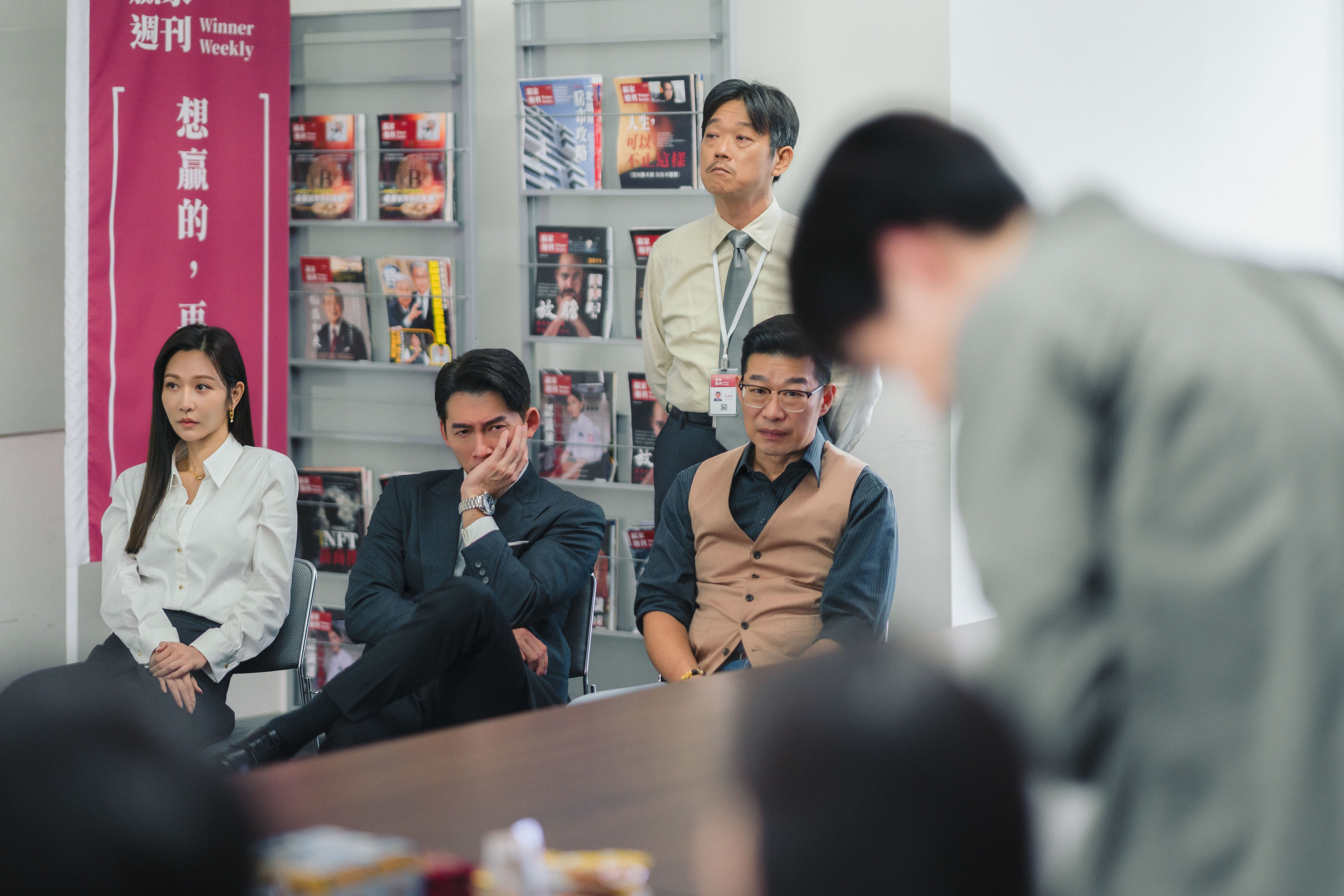 曾莞婷（左起）、温昇豪、馬力歐在《X！又是星期一》中飾演難搞主管。（鏡文學提供）