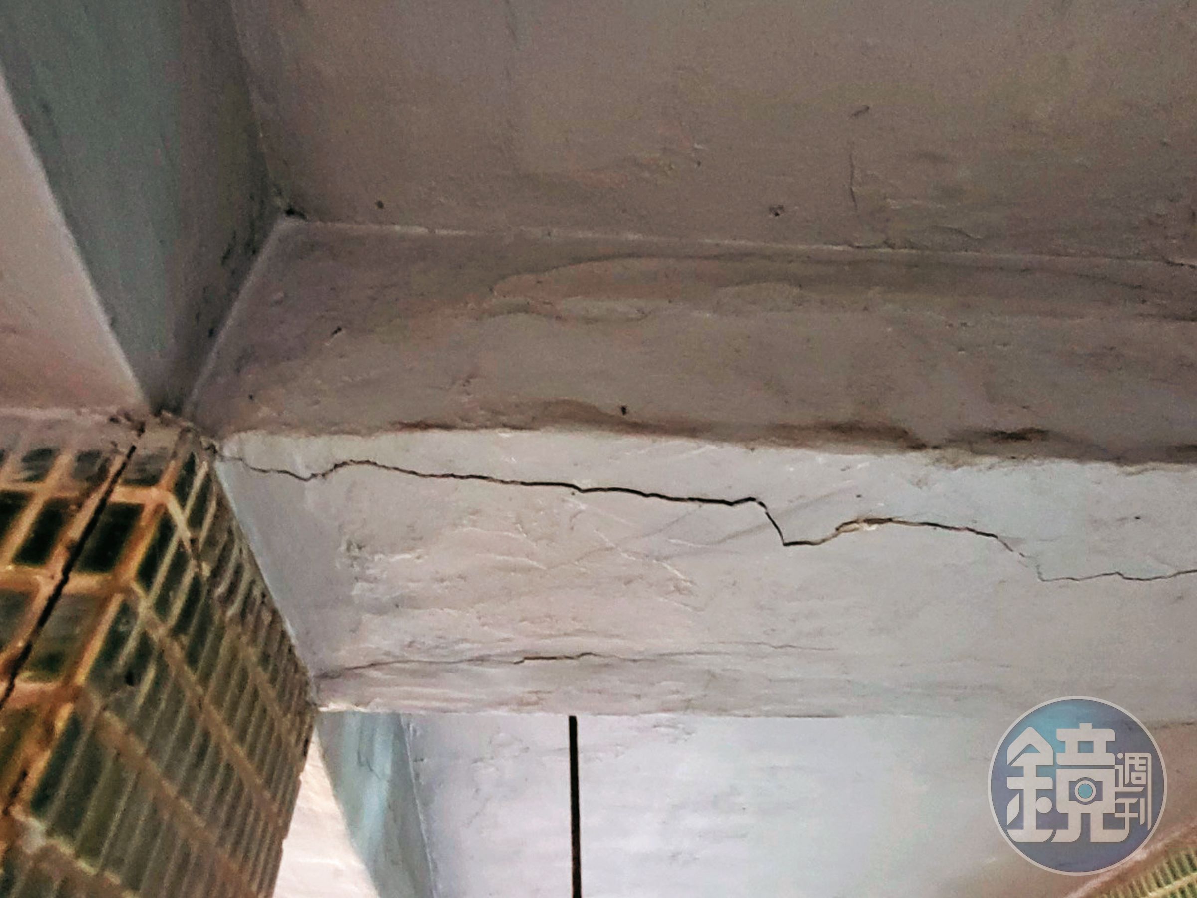 大同大學1956年創立，校舍未翻新重建，建物橫梁出現明顯裂痕。 