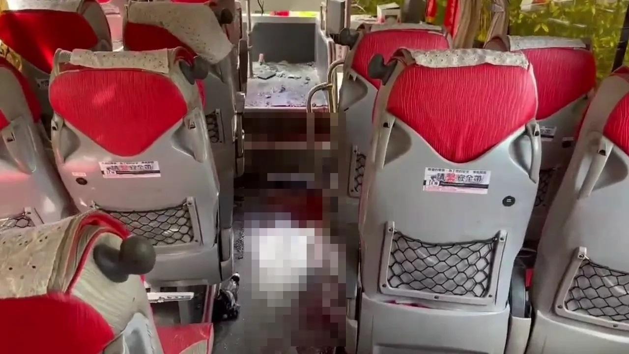 新北市萬里區景美路磚廠公車站牌前，今（23日）清晨發生砂石車打滑撞國光客運的車禍。（翻攝畫面）