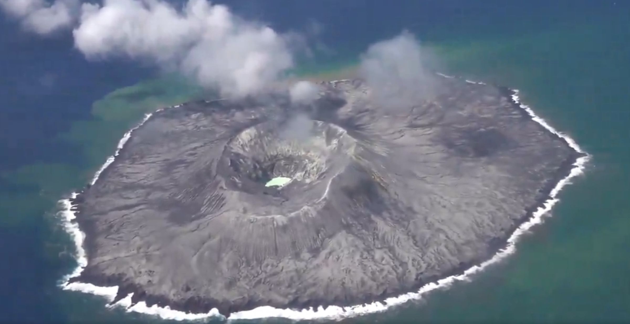 伊豆群島海底火山「須美壽島」周遭的海水變成藍白色,未來可能會發生海底火山噴發。(翻攝自@JCG_koho X平台)