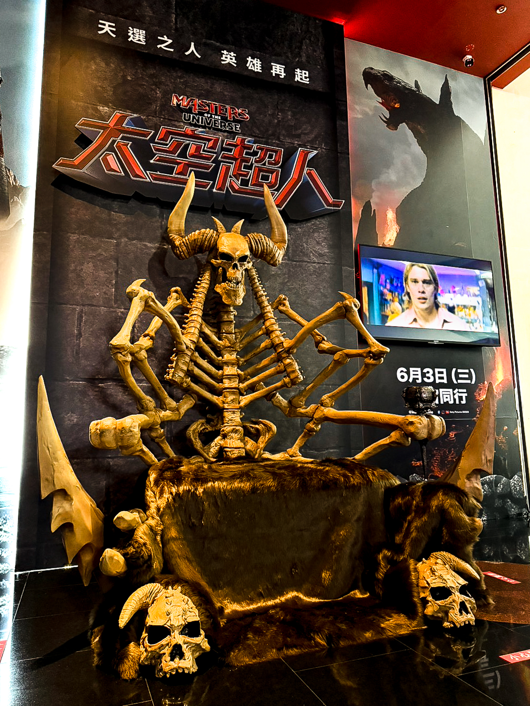 1比1等比例打造空運來台,知名的邪惡反派「骷髏王」專屬王座,《太空超人》駕臨美麗華大直影城。(索尼影業提供)