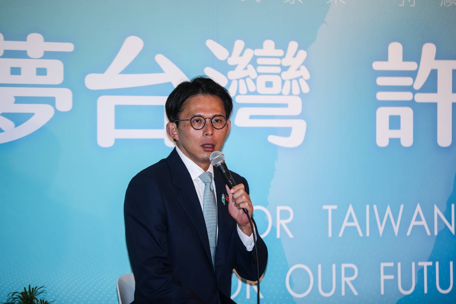黃國昌稱藍白合作要解決台灣的問題，批民進黨政府帶頭撕裂社會。（鏡報鄒保祥）