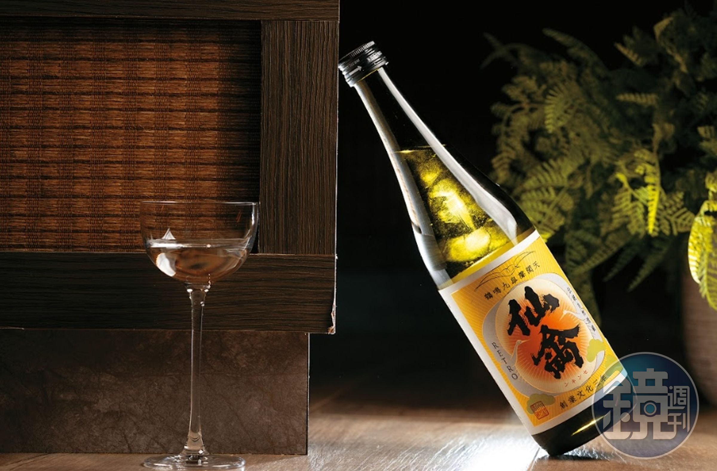 連包裝都走江戶時代懷舊風的「仙禽RETRO」,標榜傳統自然酒藏,酸度高,適合搭餐。(350元/單杯)