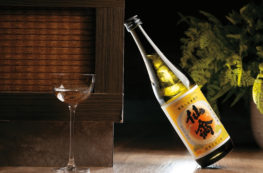 連包裝都走江戶時代懷舊風的「仙禽RETRO」，標榜傳統自然酒藏，酸度高，適合搭餐。（350元／單杯）