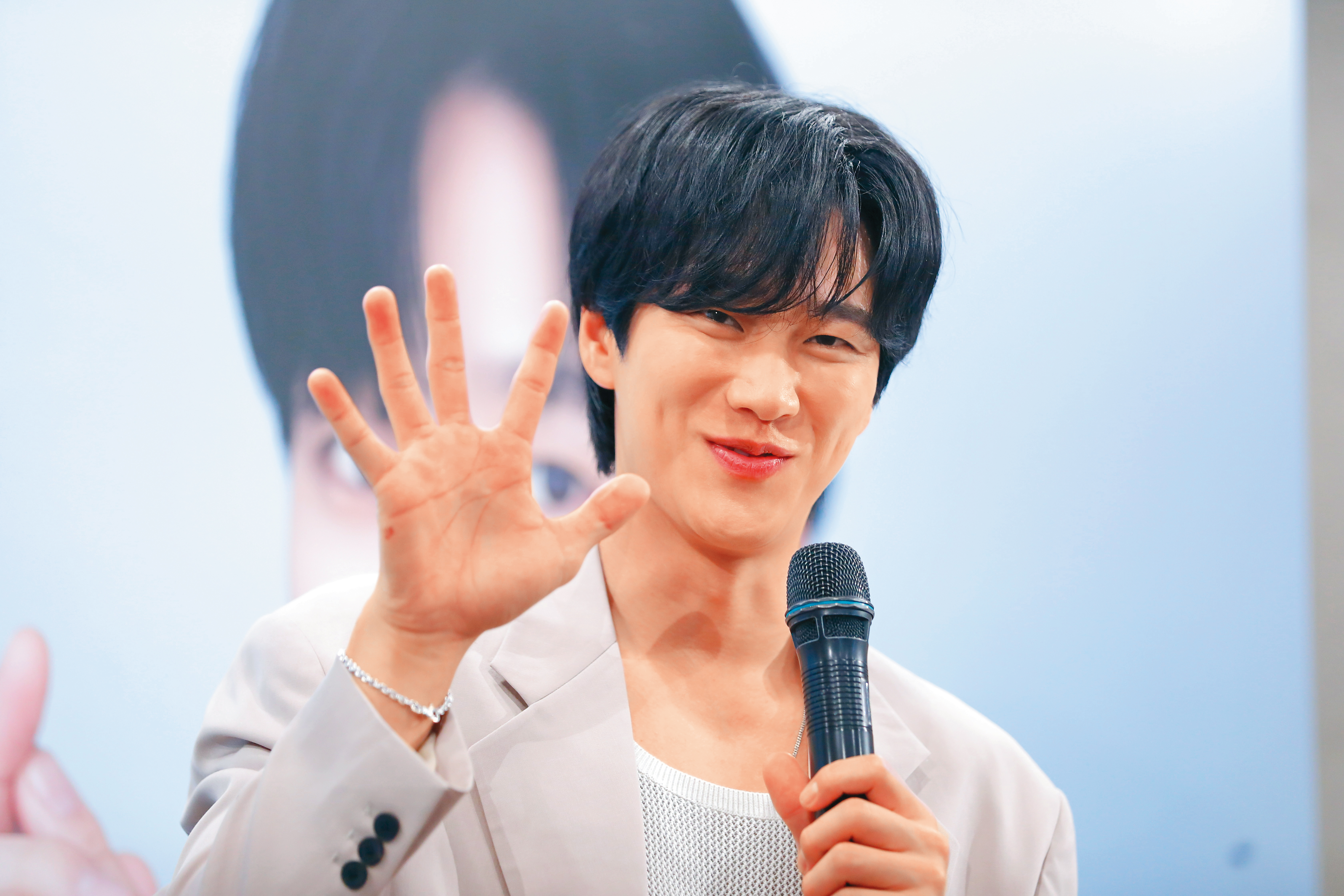 安普賢自豪手長28公分，但後來拿出皮尺一量只有25公分。沒關係～小編不在意。（立刻十指交扣）