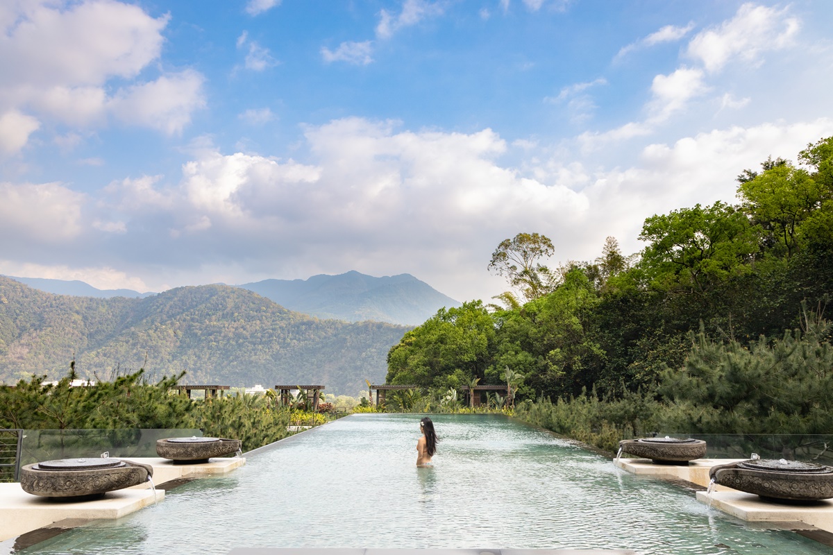 「The Bal`e無邊際泳池」被群山環繞，旅客能舒服徜徉在藍天與綠意中。