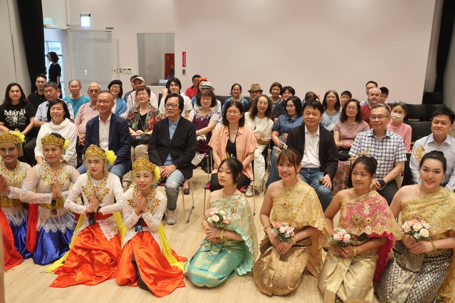 八方藝術節昨日在國美館登場，記者會上有許多新住民帶來精彩的藝術表演。