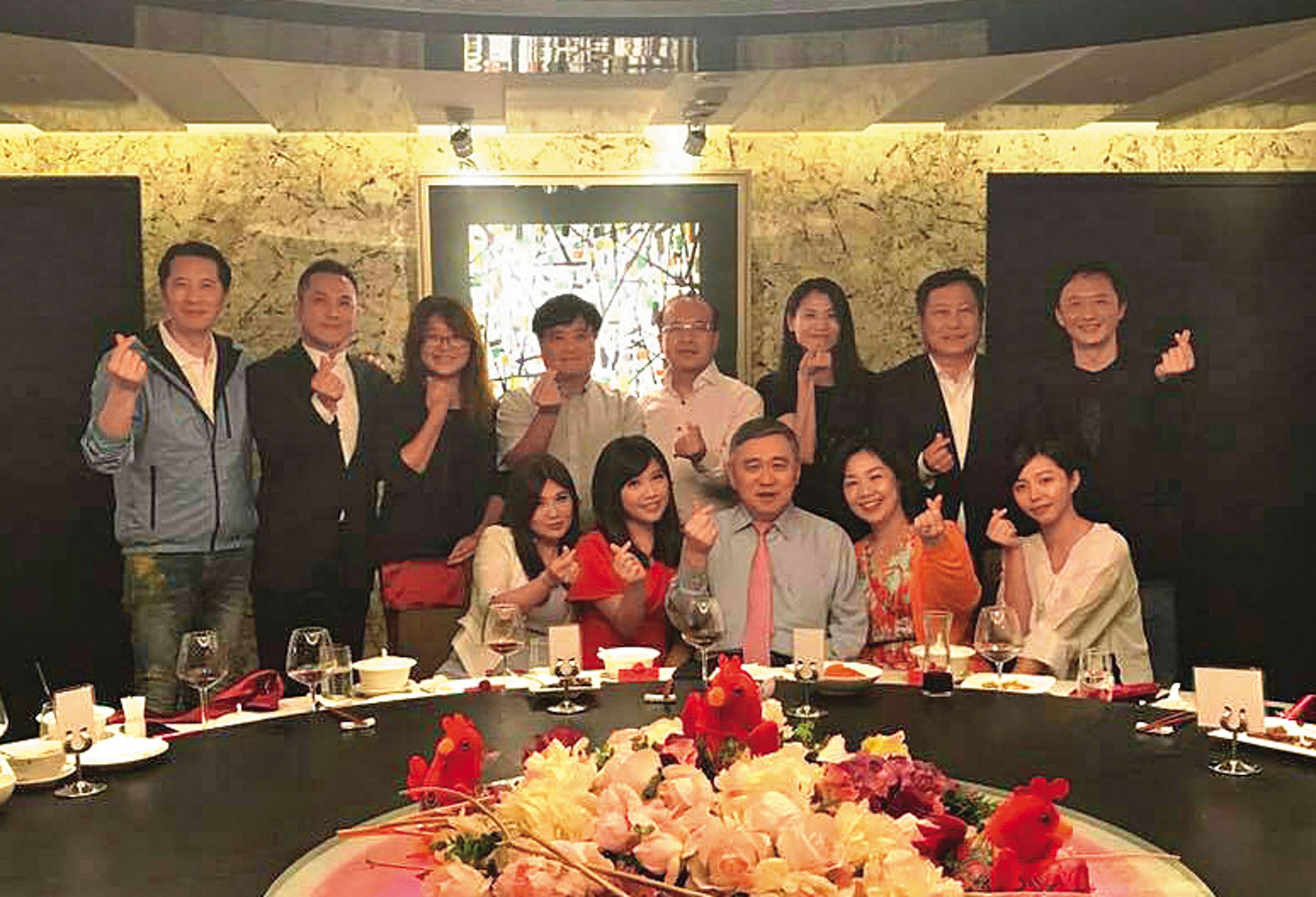 王文洋(前左三)日前舉行餐宴,身邊圍繞的都是妙齡女子,其中也包括主持人蔡尚樺(前左二)。(翻攝自臉書)