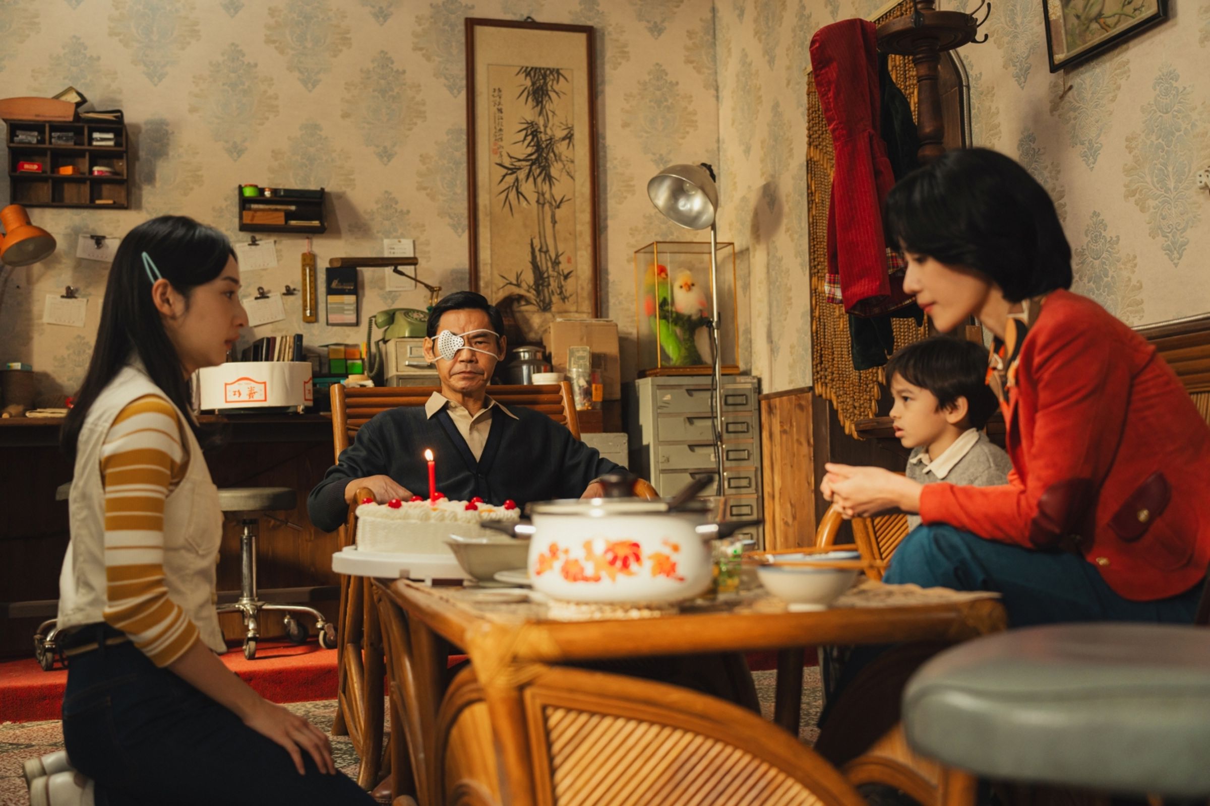 《那張照片裡的我們》導演版增加方宥心飾演的姊姊帶未婚所生的兒子回家慶生,與父親(夏靖庭)爆發爭執的片段。(瀚草文創GrX STUDIO提供)