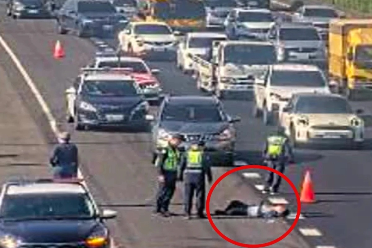 35歲的張男砍傷土風舞李姓老師後，意圖不明從附近小路走上國道遭撞斷雙腿，已被送醫治療。（翻攝畫面）