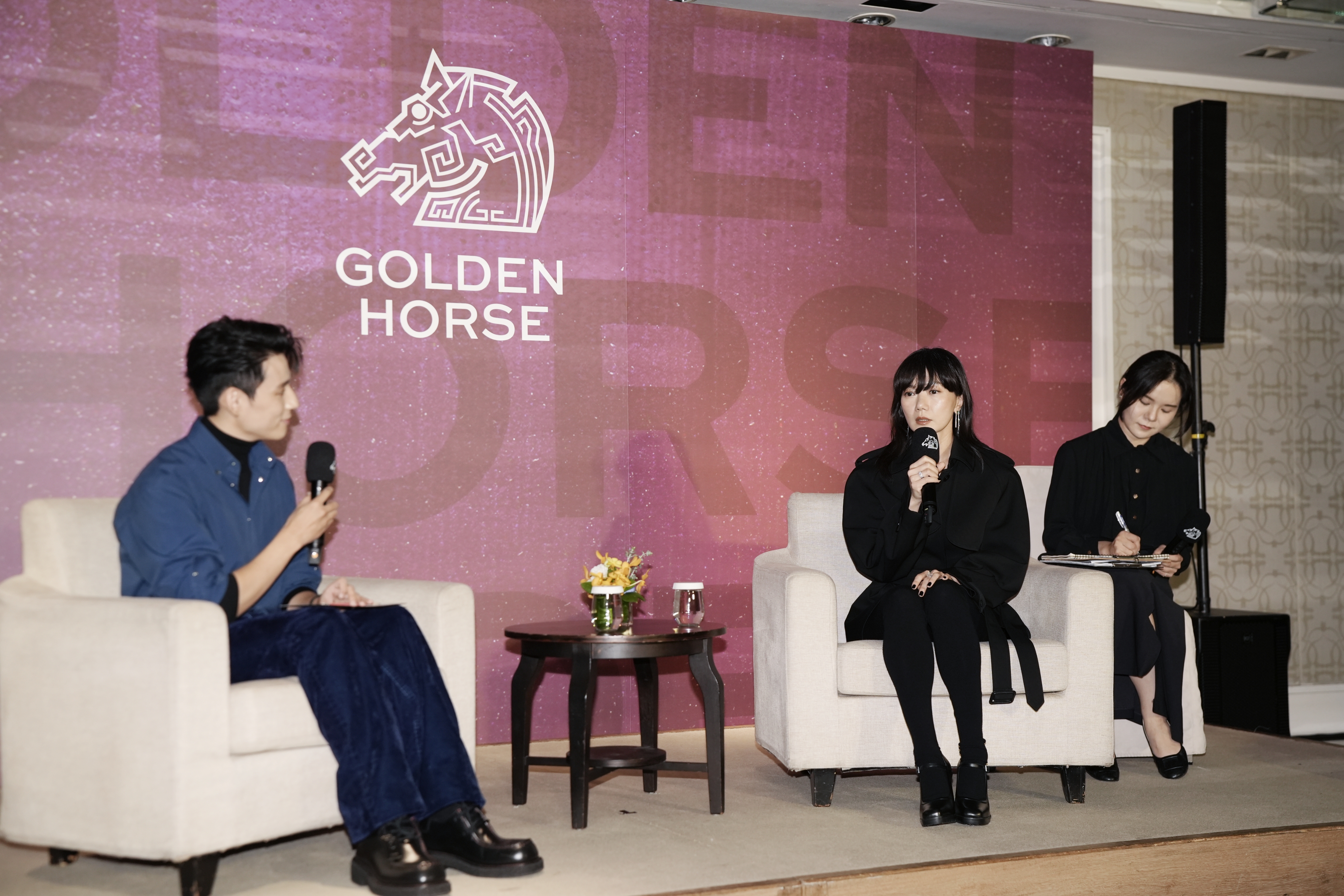 裴斗娜過往曾與現任金馬主席李屏賓合作，一開始她對對方很敬畏，後來覺得他很可愛。