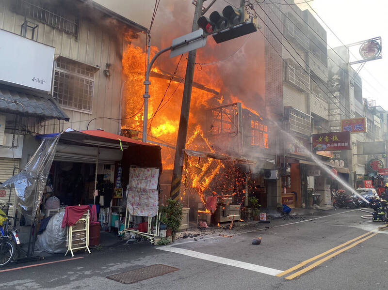 火舌很快將整棟建物吞噬，而且往四鄰延燒。（消防局提供）