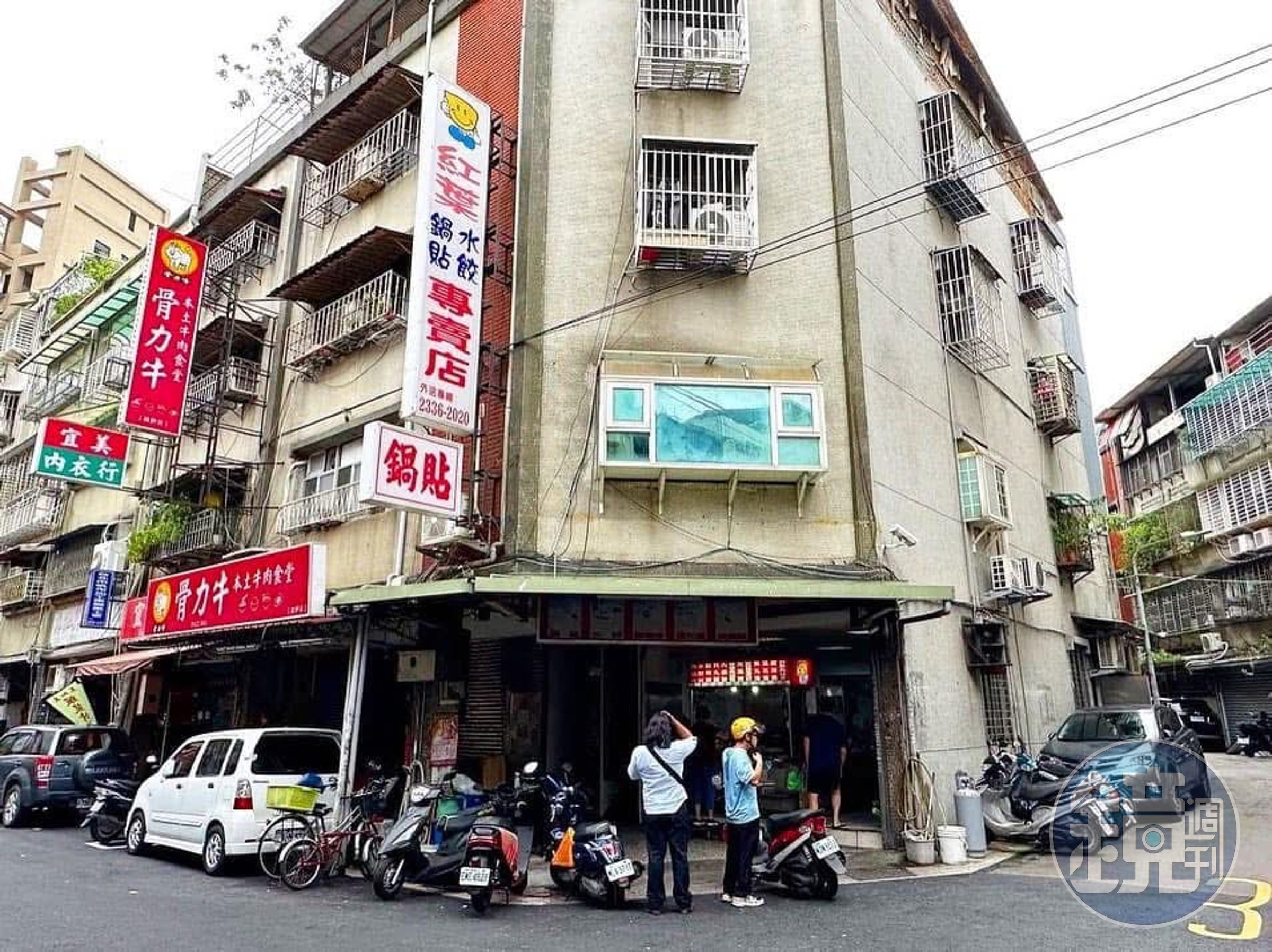 「紅葉鍋貼水餃專賣店」深受在地人喜愛，許多人從小吃到大。