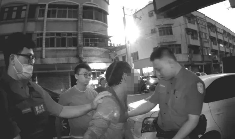 一名男子逆向騎車遭警方盤查，抓到後發現其除了還酒駕外，身分竟是已逃逸7年的越籍移工。（翻攝畫面）