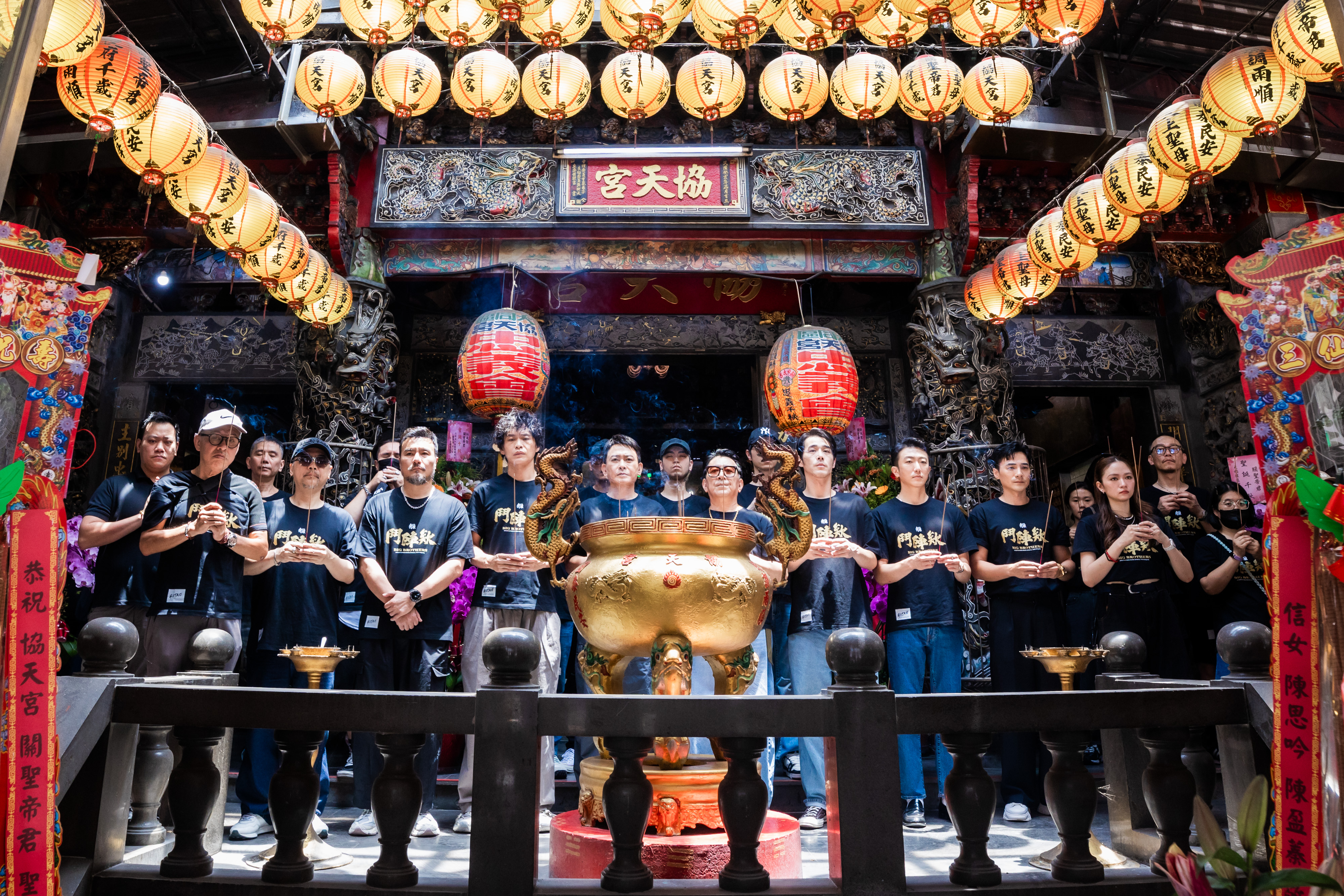 主創全體在拍攝地點協天宮祝賀關聖帝君誕辰，更在威秀影廳首度釋出正式預告。 (曼尼娛樂提供)  