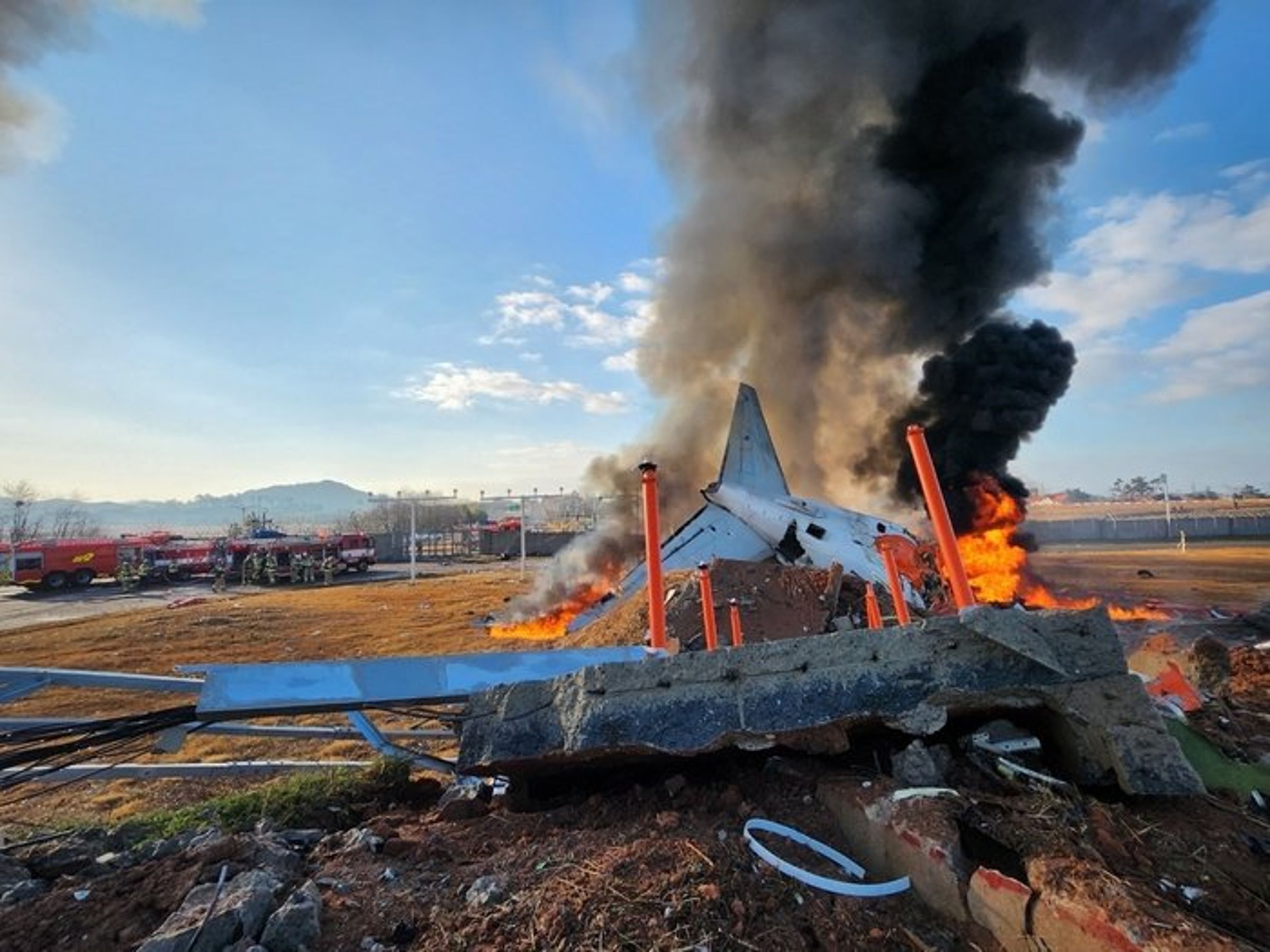 南韓一架濟州航空班機降落時發生事故導致班機爆炸起火,釀成重大傷亡。(翻攝自X@snu0715)