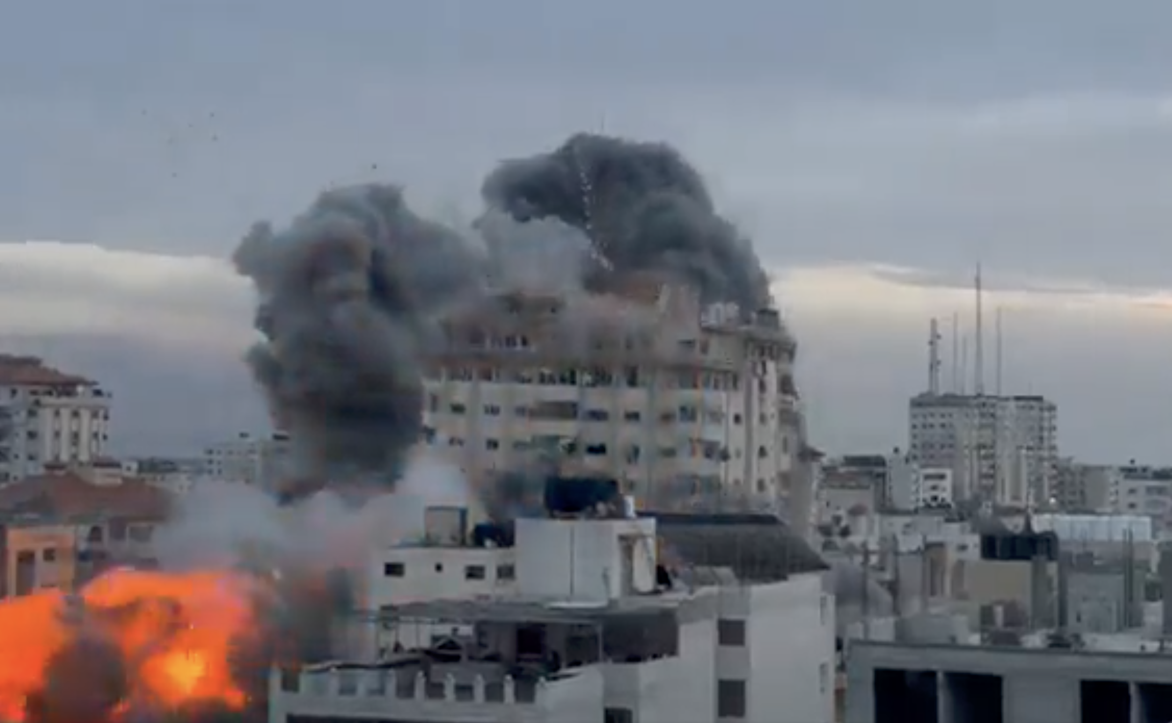 以色列展開空襲報復,將加薩最大的建築之一「巴勒斯坦塔」(the Palestine Tower)炸毀。(翻攝@AlanRMacLeod推特)