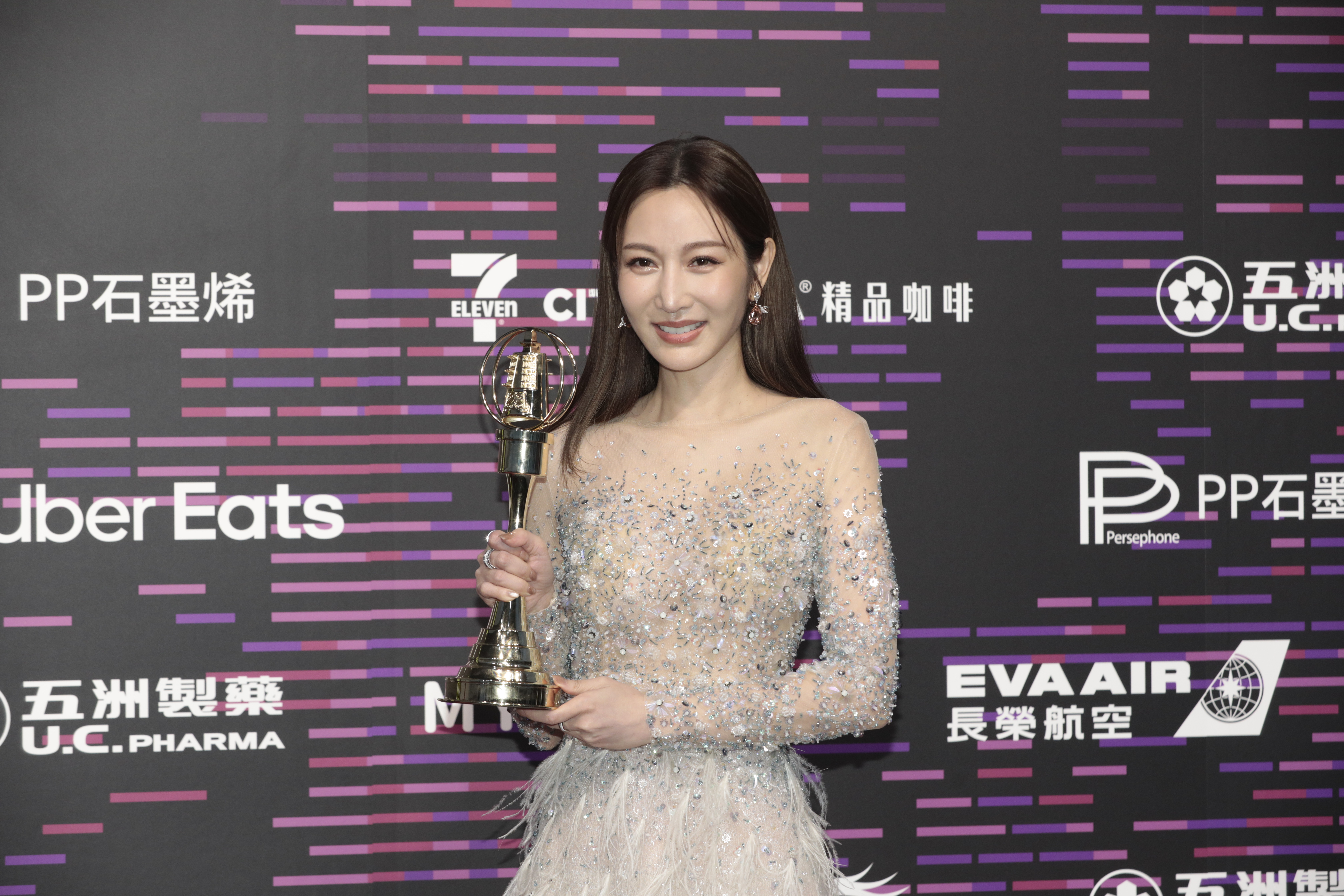 曾莞婷擊敗《影后》鍾欣凌、謝瓊煖，以同劇獲得女配角獎項。