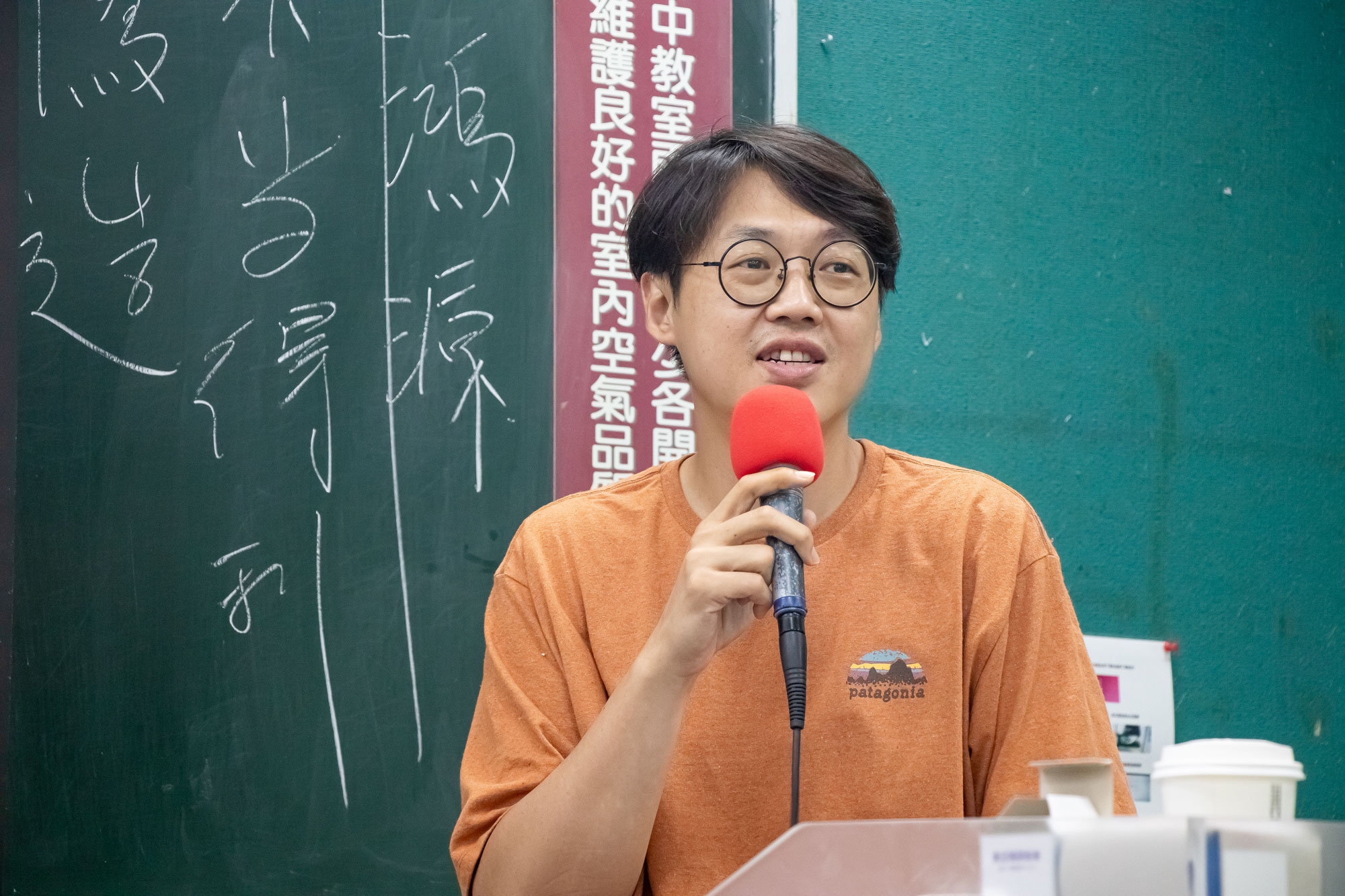 金鐘導演曾英庭至中文系擴大業界師資講座分享中文劇本創作。（世新大學提供）