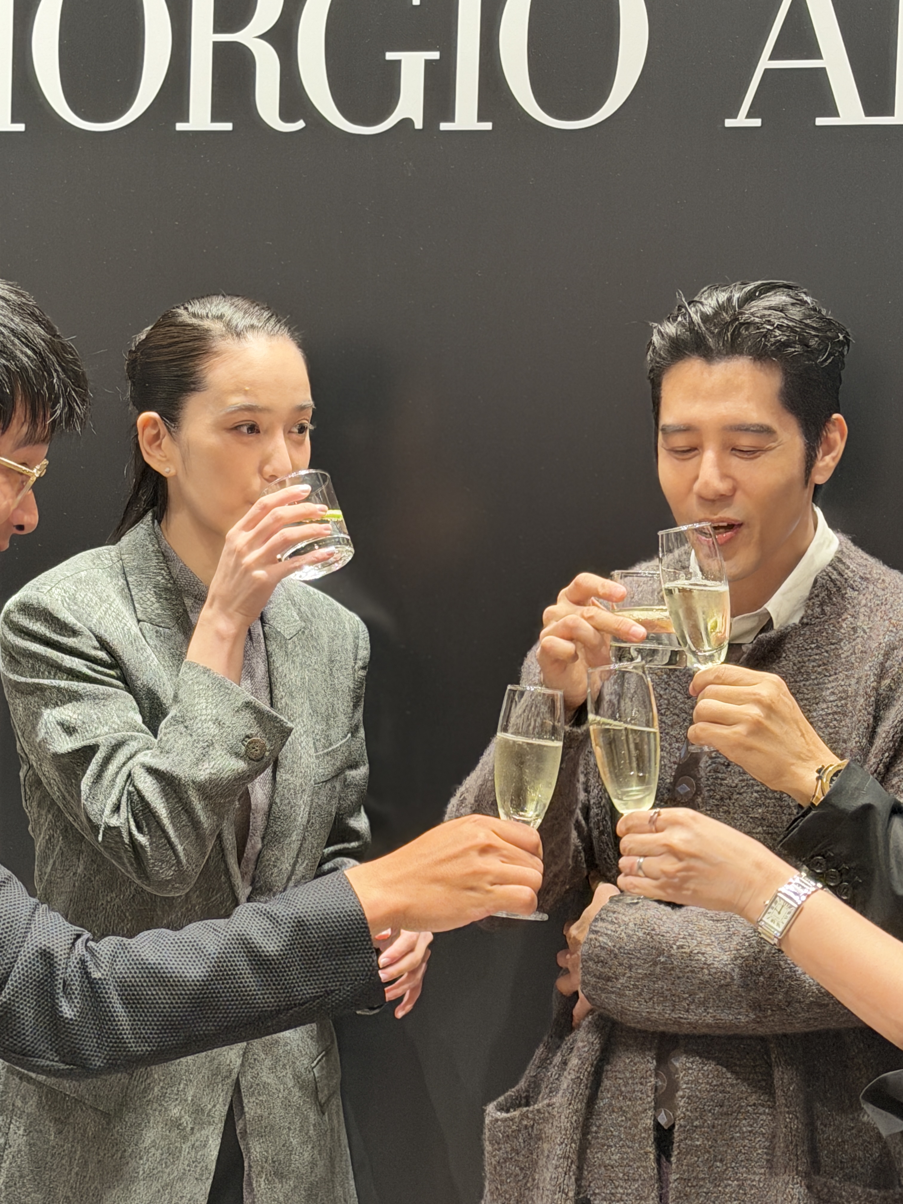 還在親餵母乳的陳庭妮,開幕活動敬酒時只有輕抿一口。(陳慧明攝)