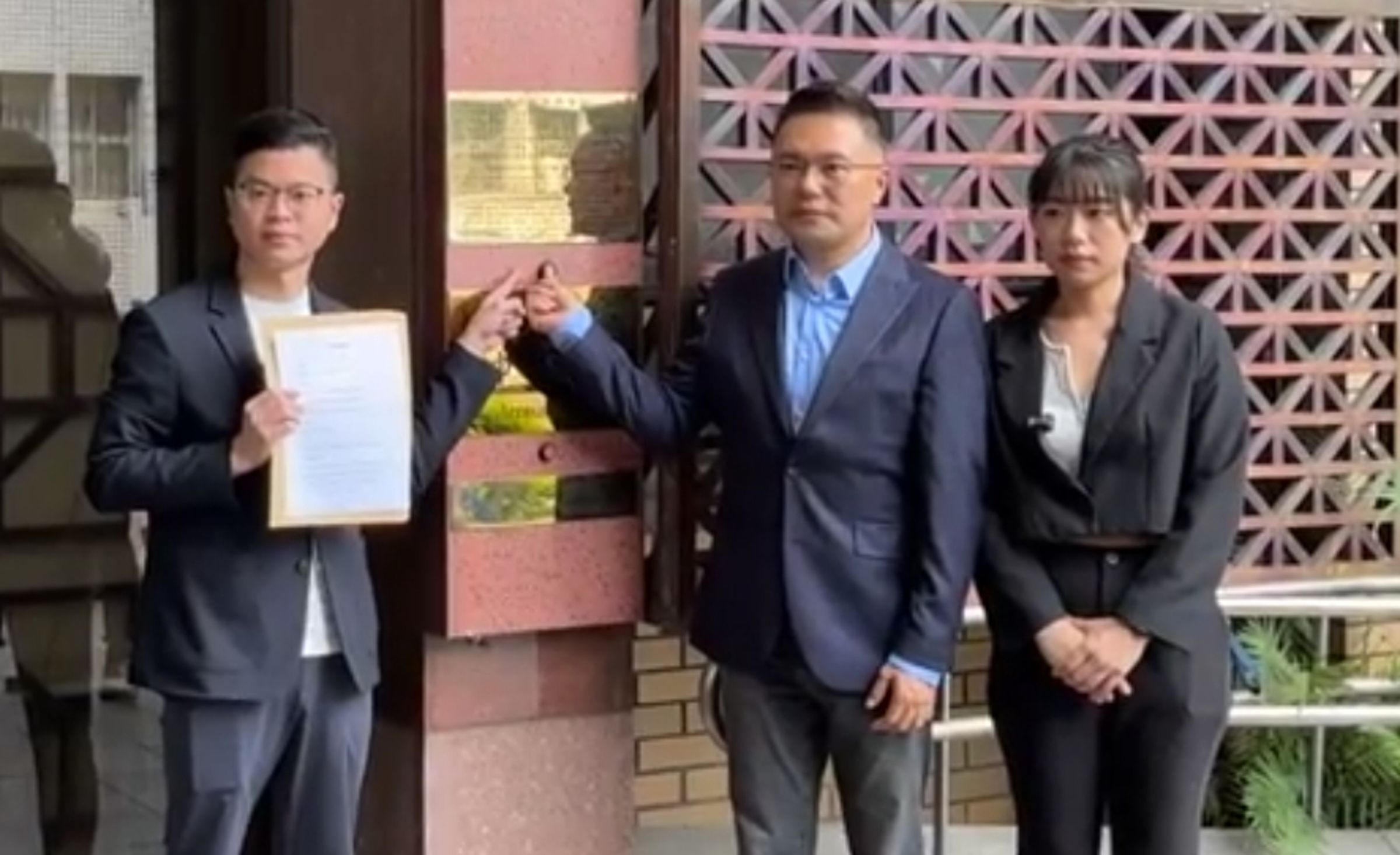 國民黨發言人楊智伃（右起）、台北市議員張斯綱、桃園市議員凌濤28日上午前往台北地檢署，告發李俊俋涉嫌侵占、背信、圖利等罪。（翻攝自臉書）