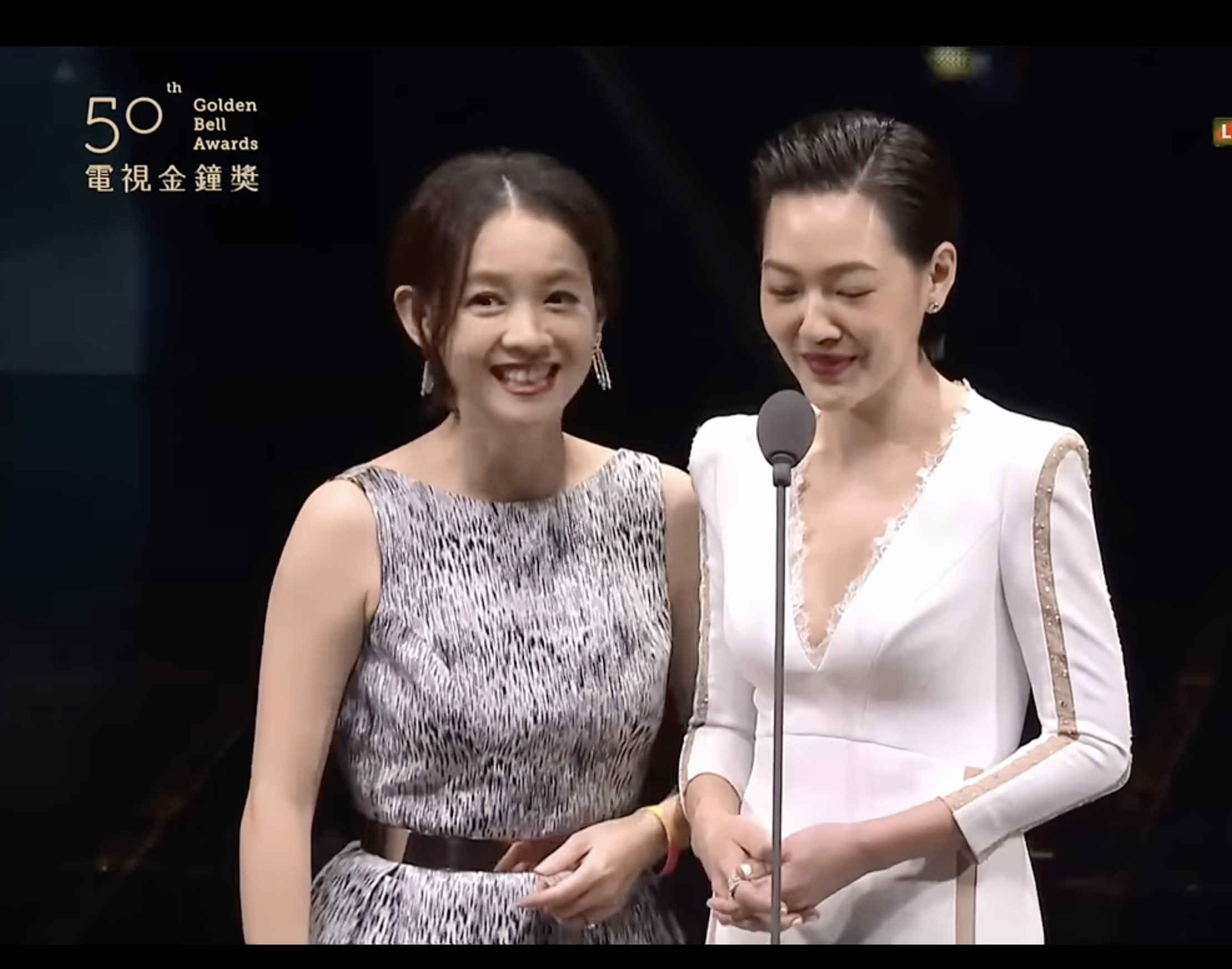 小S與曾寶儀在金鐘頒獎舞台上演世紀大和解。（翻攝自YT）