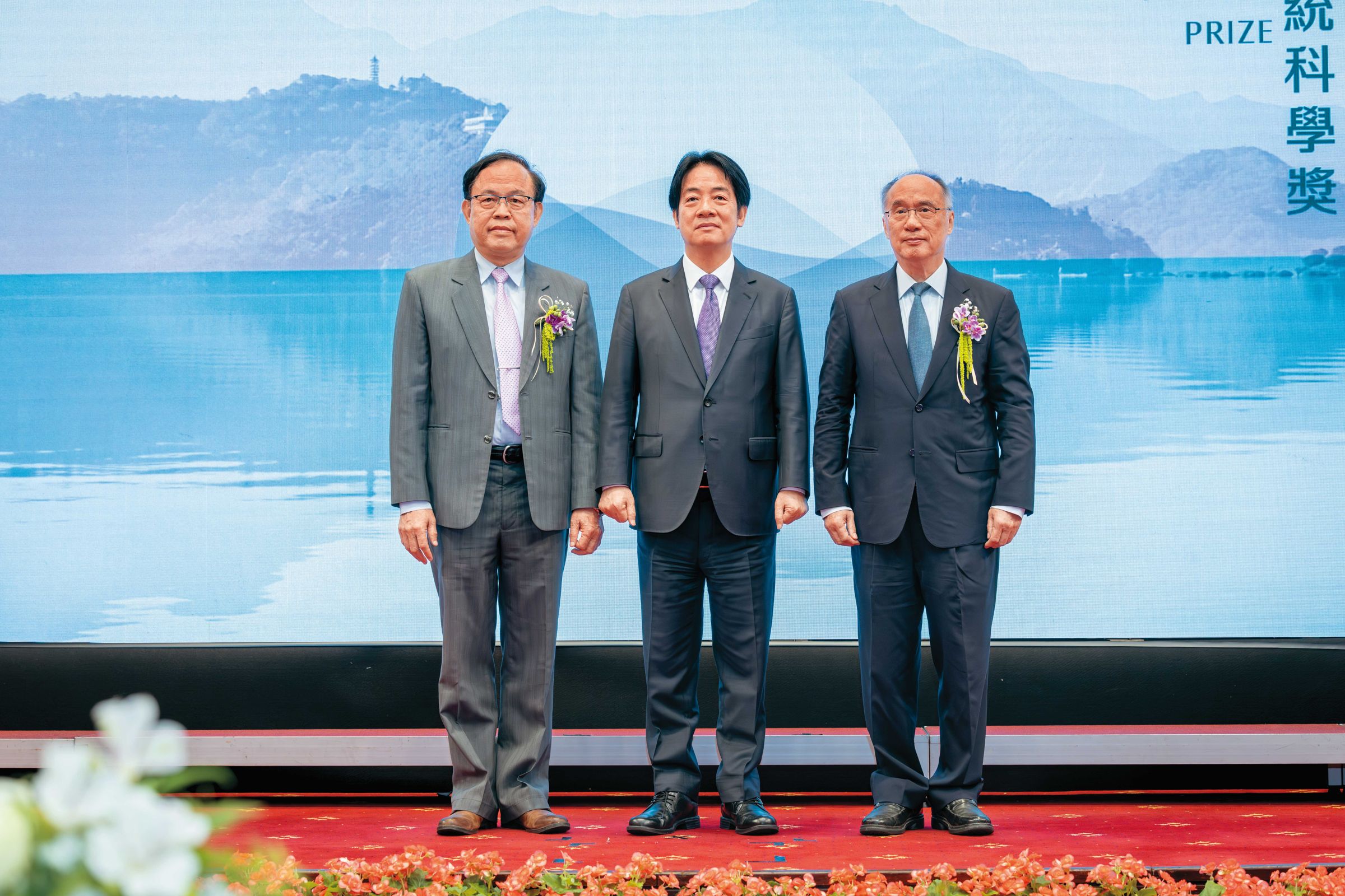 賴清德（中）出席「2025年總統科學獎」頒獎典禮，親自頒獎表揚「生命科學組」得獎人梁賡義（右）及「工程科學組」得獎人葉均蔚（左）。（翻攝總統府flickr）