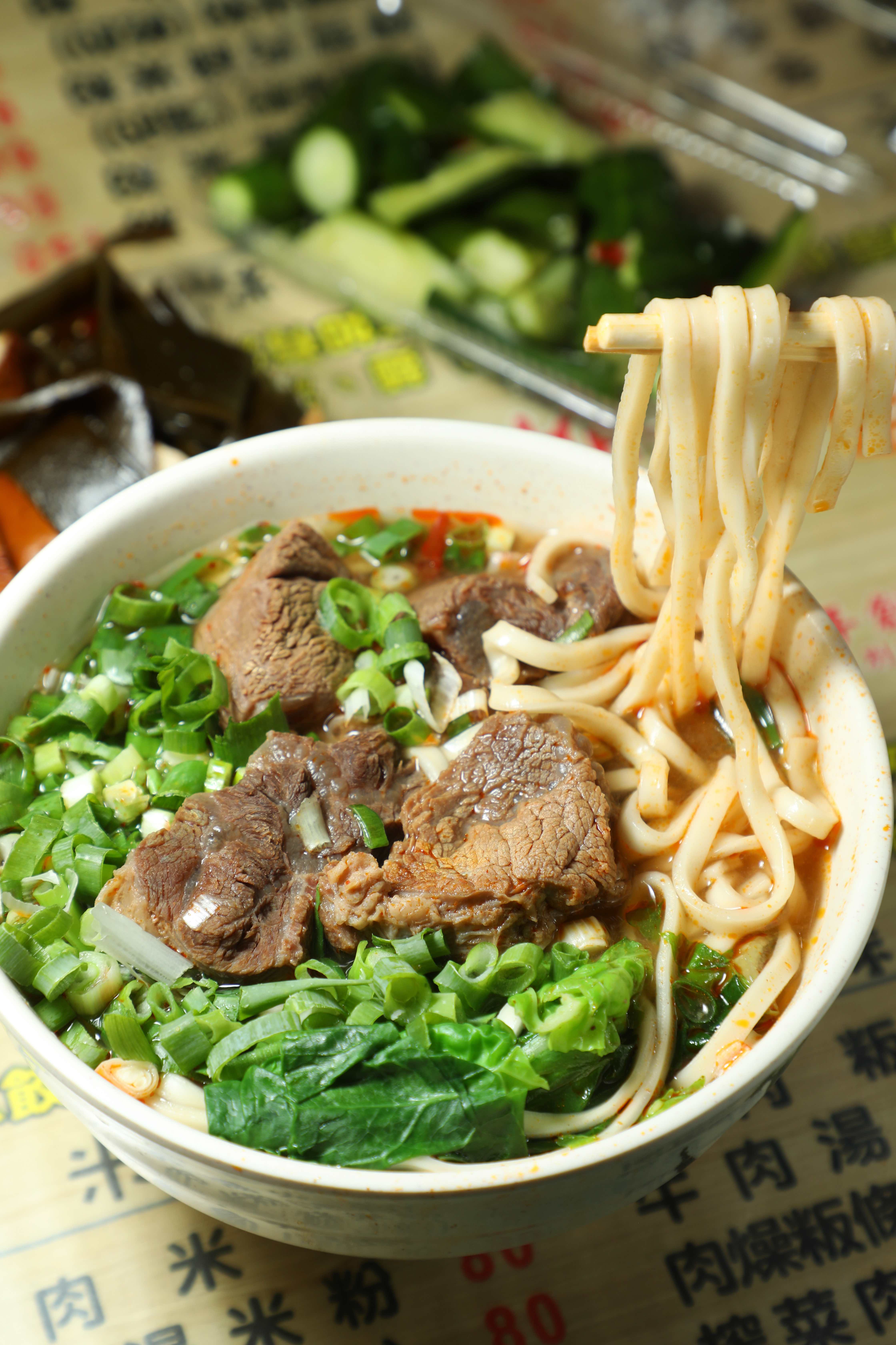 新明的「牛肉麵」選用臉頰肉與腱子肉,燉煮後軟嫩不柴,配上濃厚的牛骨湯頭。(160元/碗)