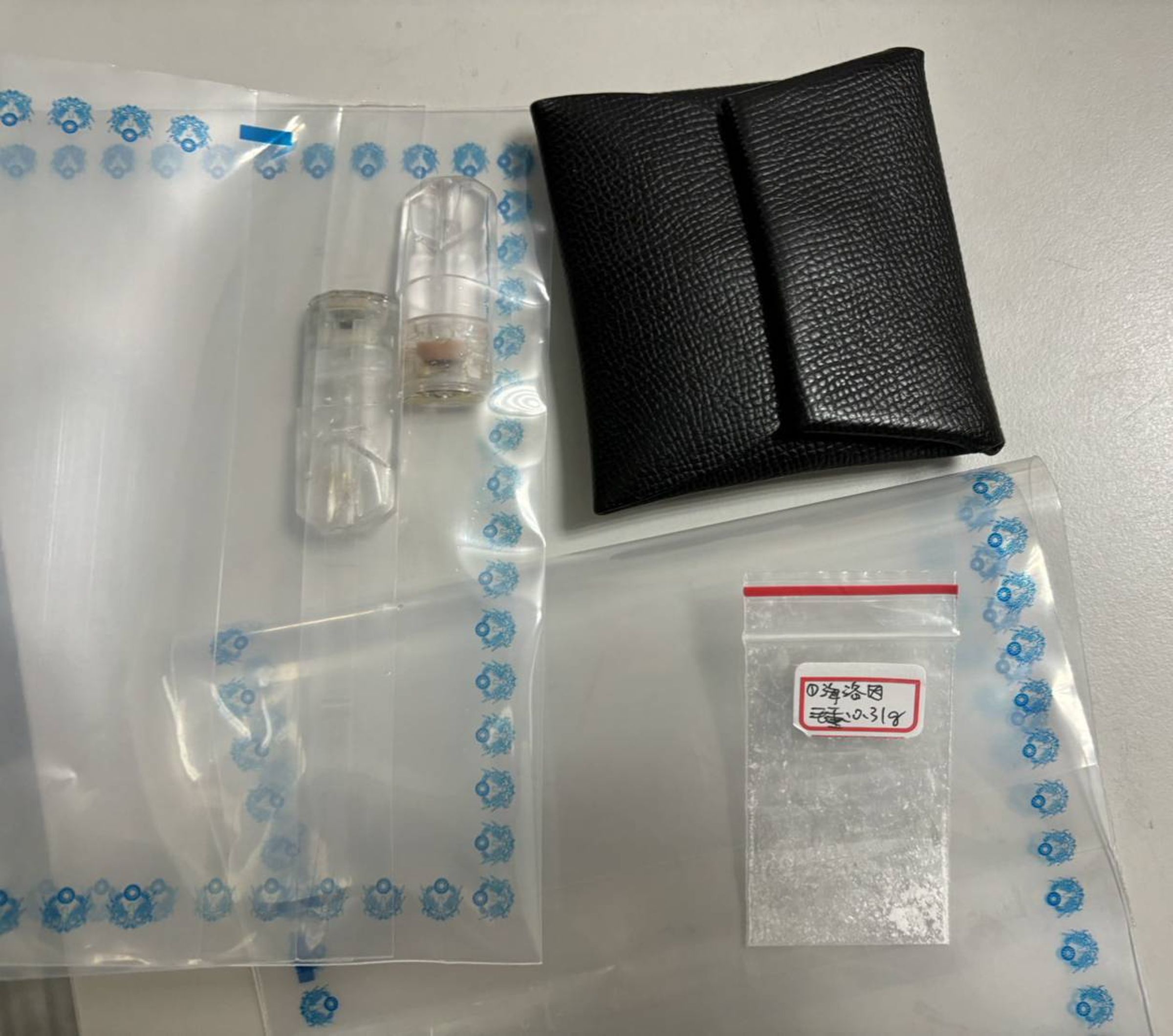 警方在徐男身上查獲海洛因及喪屍煙彈等毒品。（翻攝畫面）