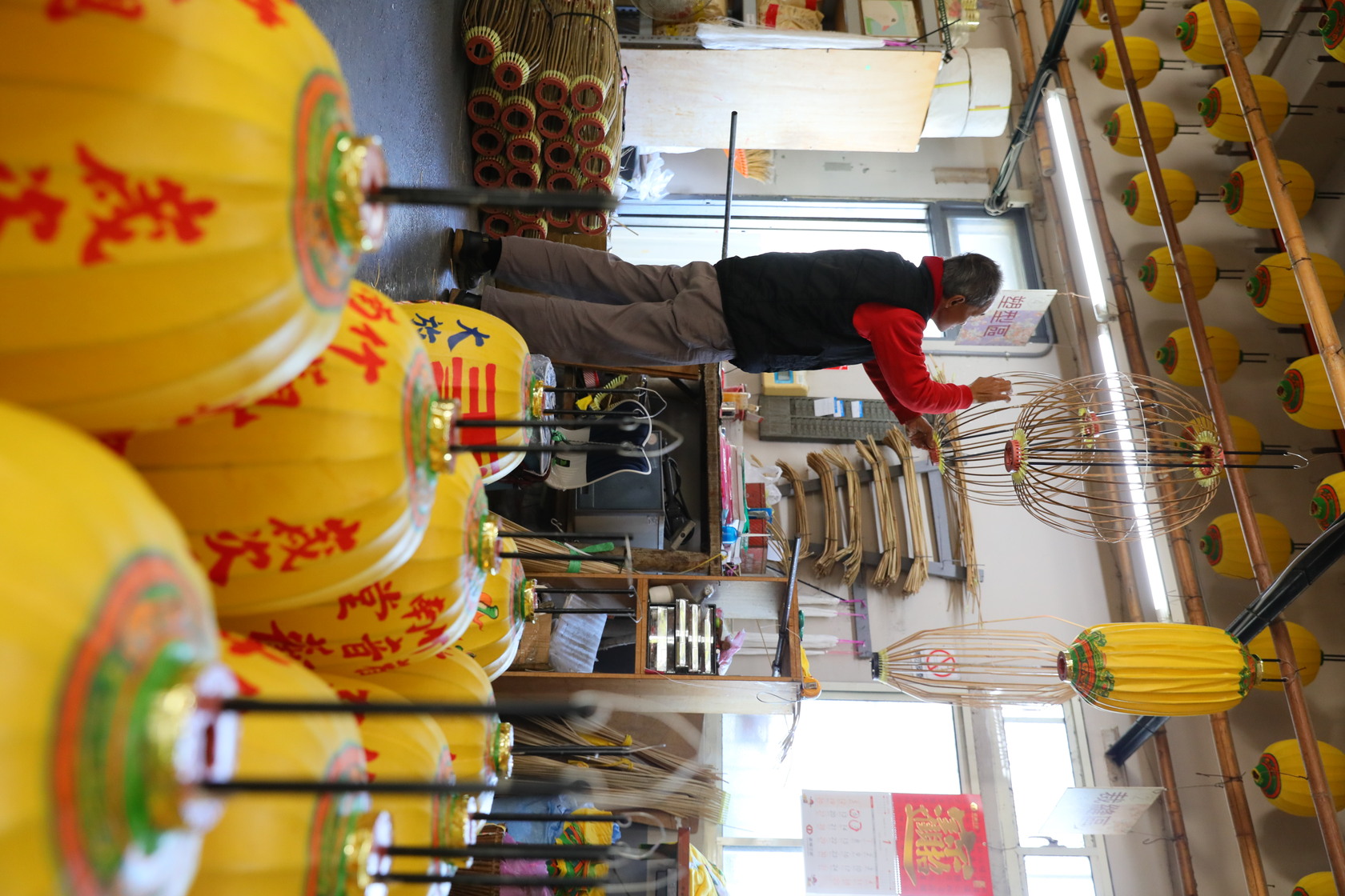 固定燈籠的形狀後便需要以棉布為它們「穿衣服」。