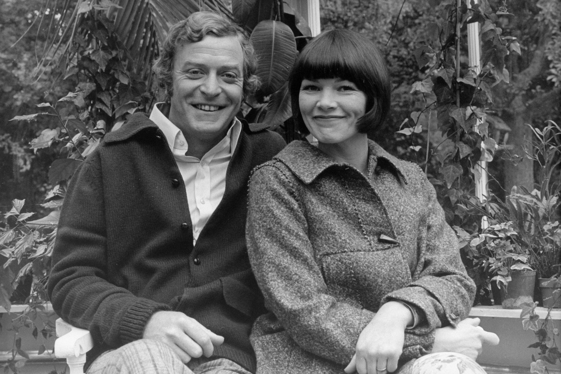 網友翻出米高肯恩（左）47年前與葛蘭黛傑克森（右）合作《綠頭巾》的合照。（翻攝自standard.co.uk）