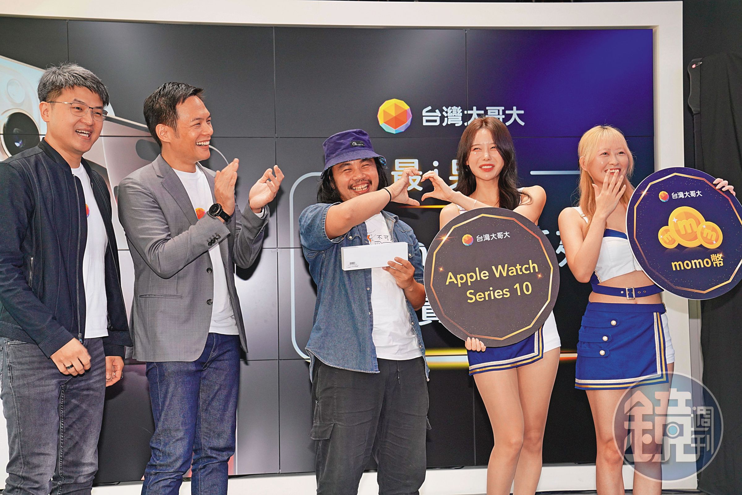 台灣大總座林之晨(左1)出席新機首賣會，還找來富邦啦啦隊人氣女神李雅英(右2)站台。