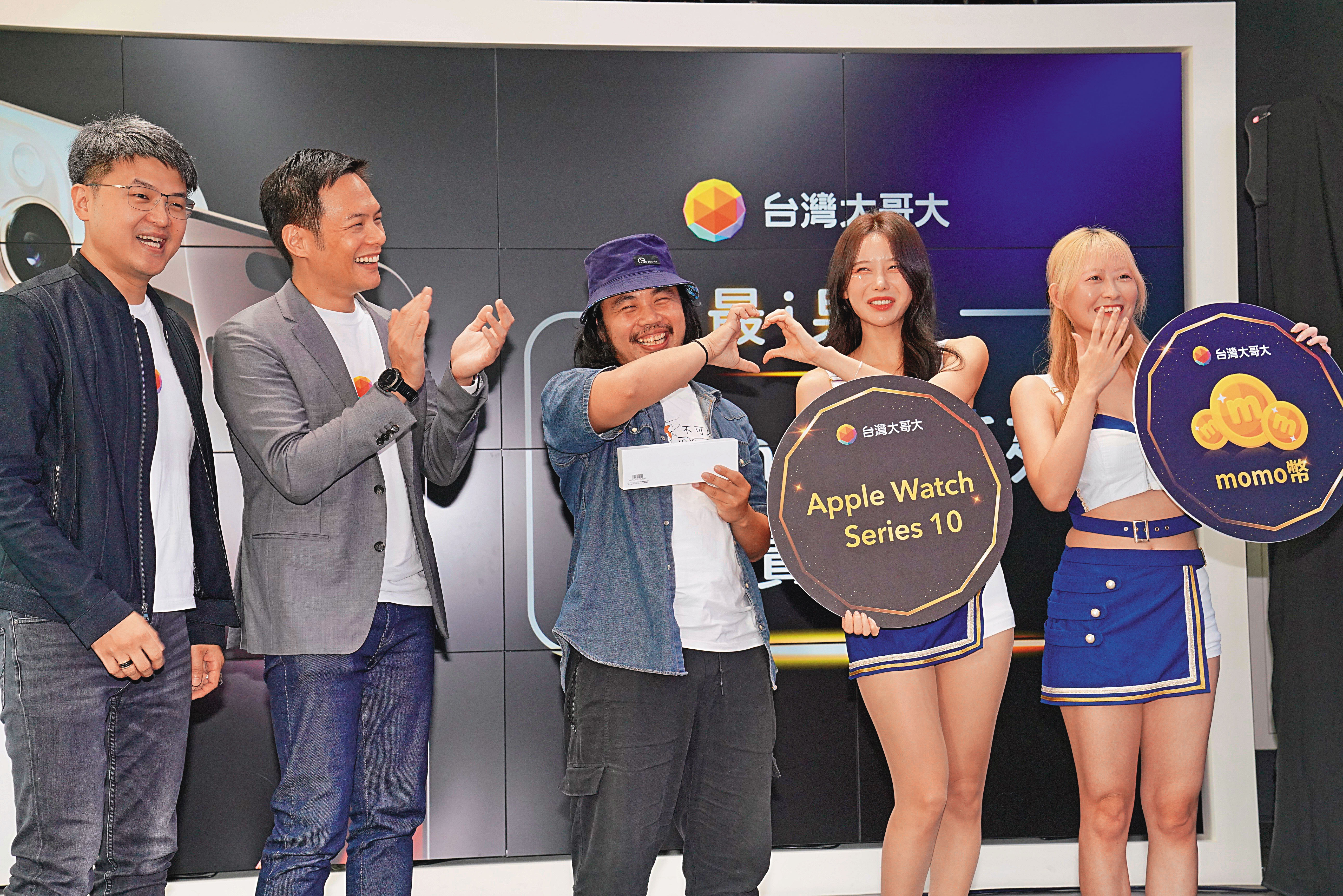 台灣大總座林之晨(左1)出席新機首賣會，還找來富邦啦啦隊人氣女神李雅英(右2)站台。