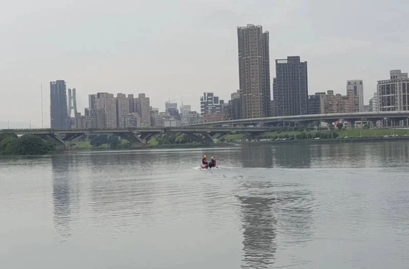 大稻埕碼頭今晨傳出落水意外,北市消防局出動橡皮艇搜救中。(翻攝畫面)