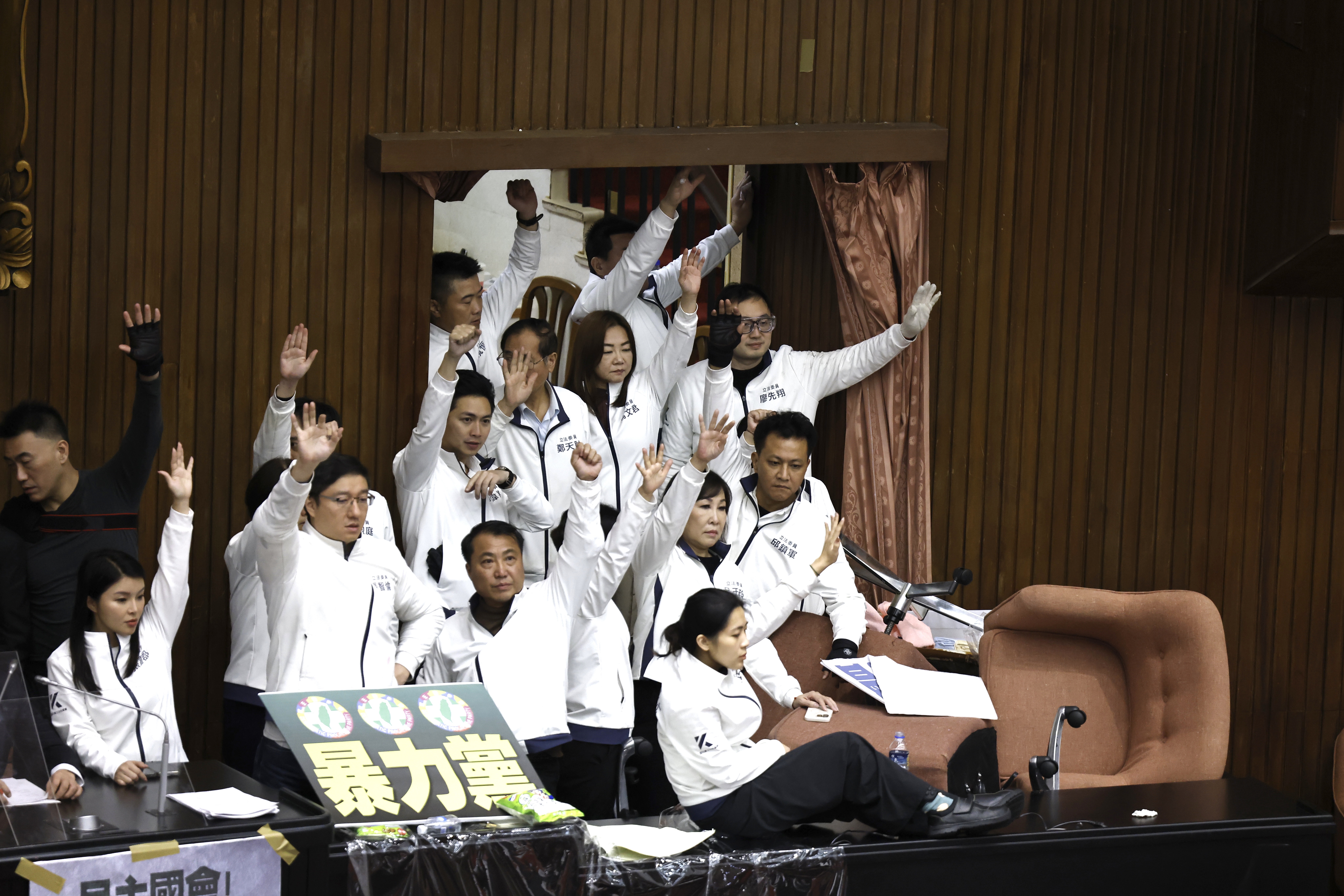 國民黨在立法院靠著多數立委優勢下，與民眾黨聯手強渡《選罷法》《憲訴法》《財劃法》等爭議法案。