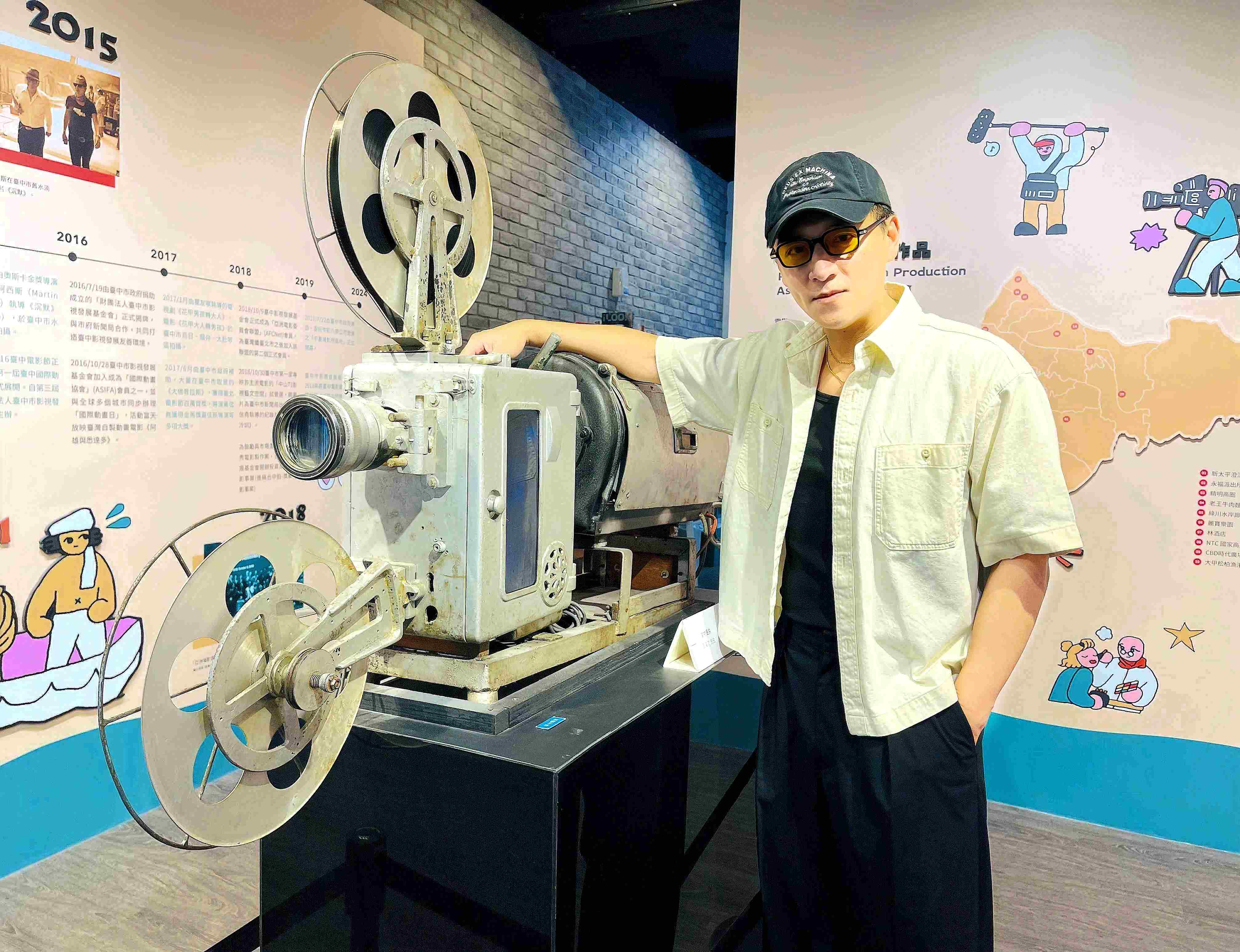 鄭人碩赴台中「中山73」開講，現場粉絲比網上提物更辛辣，直問鄭人碩「男男做愛戲怎麼拍」。（海鵬提供） 