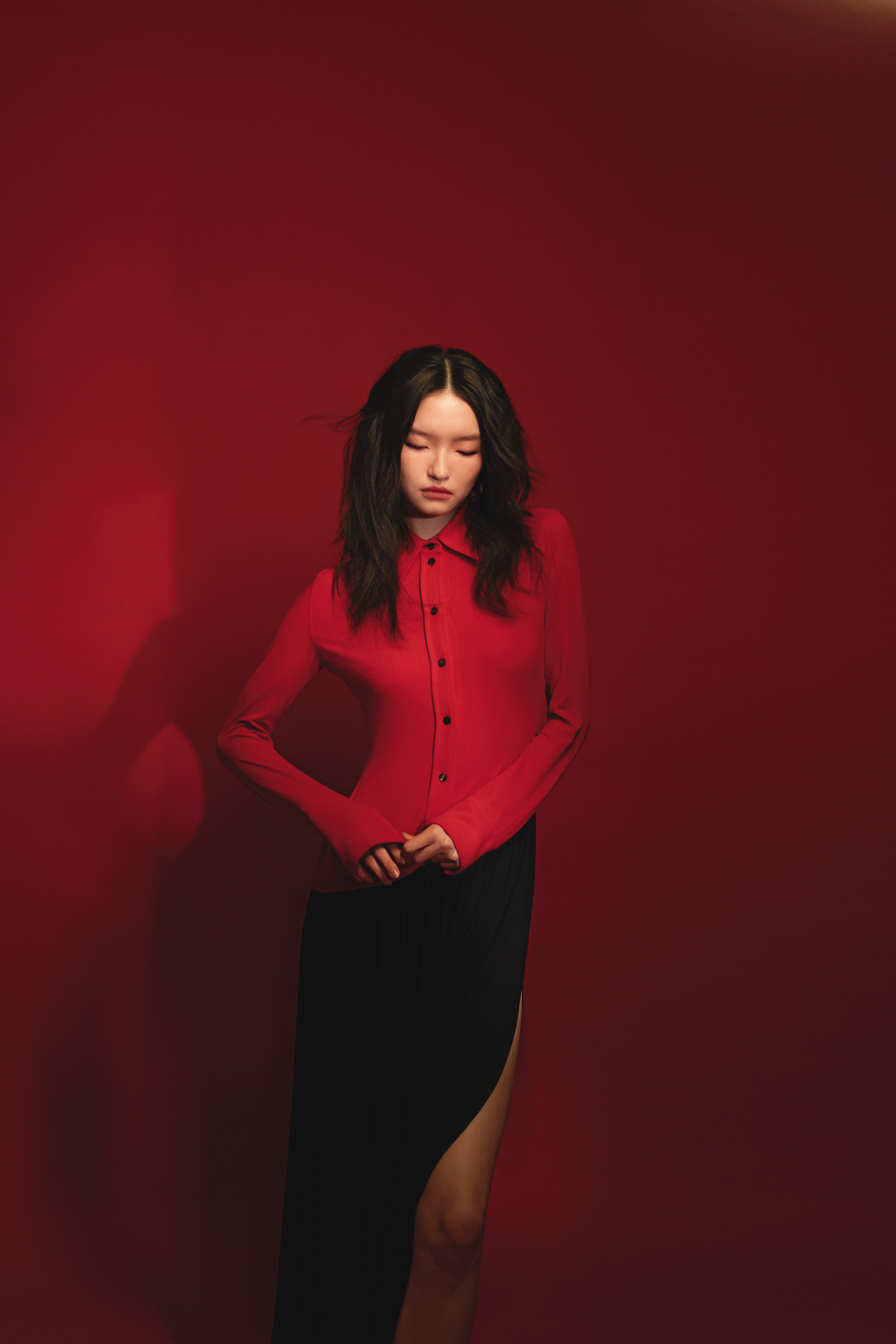 抽皺裙襬襯衫式洋裝 NT$94,900 by FERRAGAMO／黑金Marina Chain耳環 NT$35,200 by GUCCI