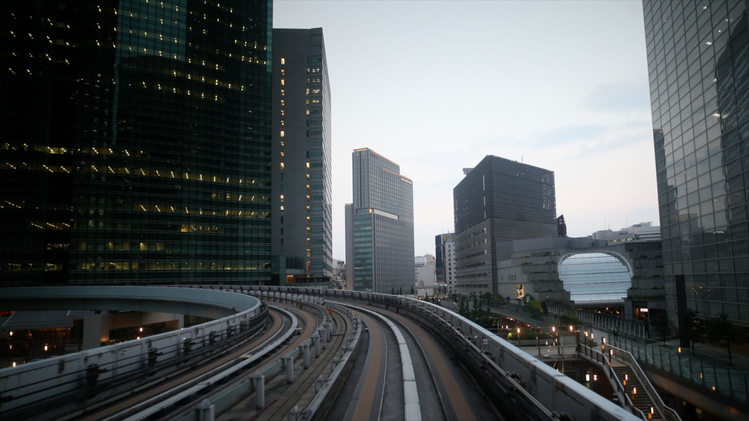 對比鄰近的國際大都會東京，許多位於市中心的新型A級商辦大樓沿著TOD（Transit-Oriented Development）軌道經濟發展，其中的微型商辦，屢屢成為青年創業的選擇，更是房市搶手物件。