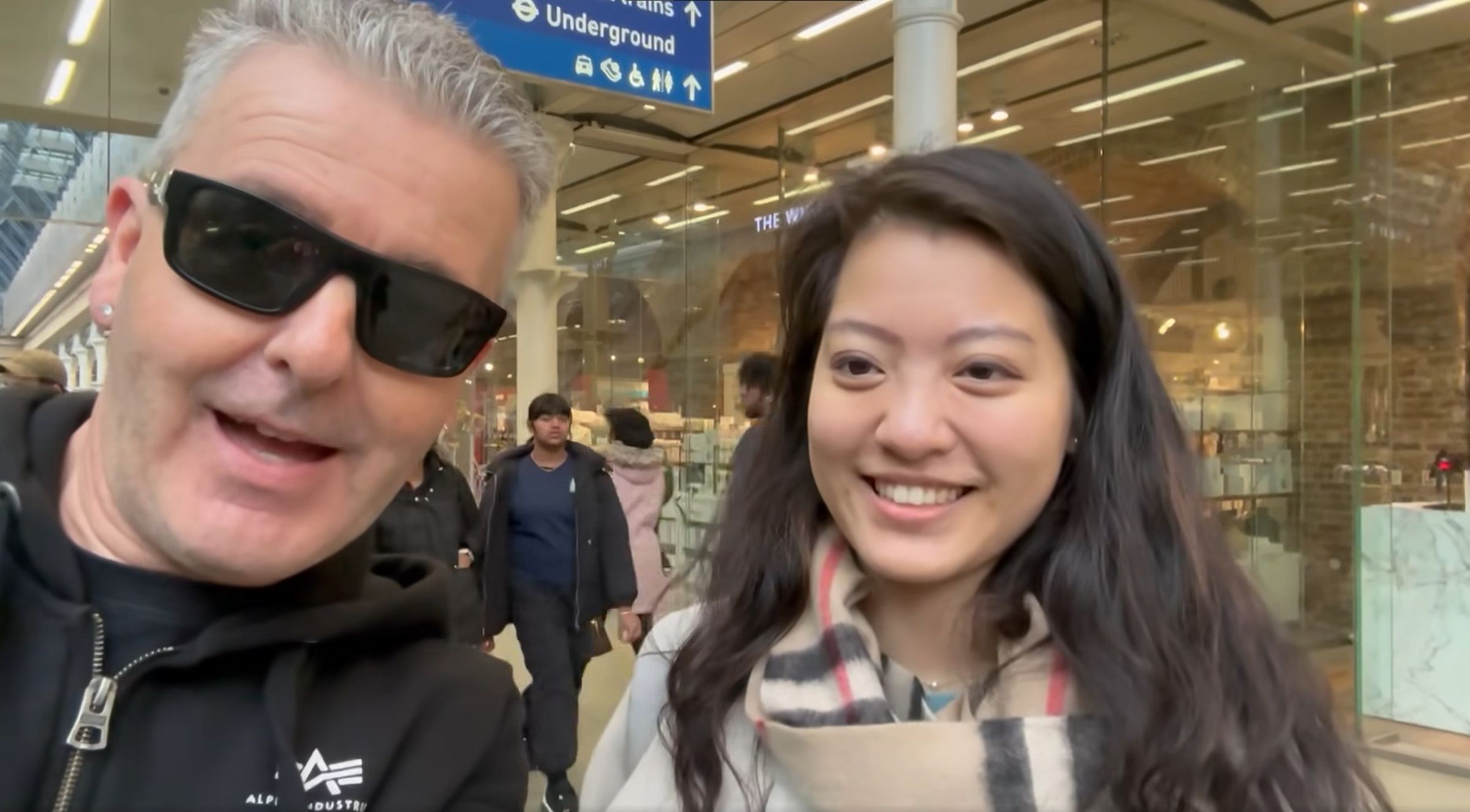 在倫敦聖潘克拉斯車站(St. Pancras)教卡瓦納說台語的女生,其實是立委林俊憲的前助理。(翻攝自Dr K Boogie Woogie臉書)
