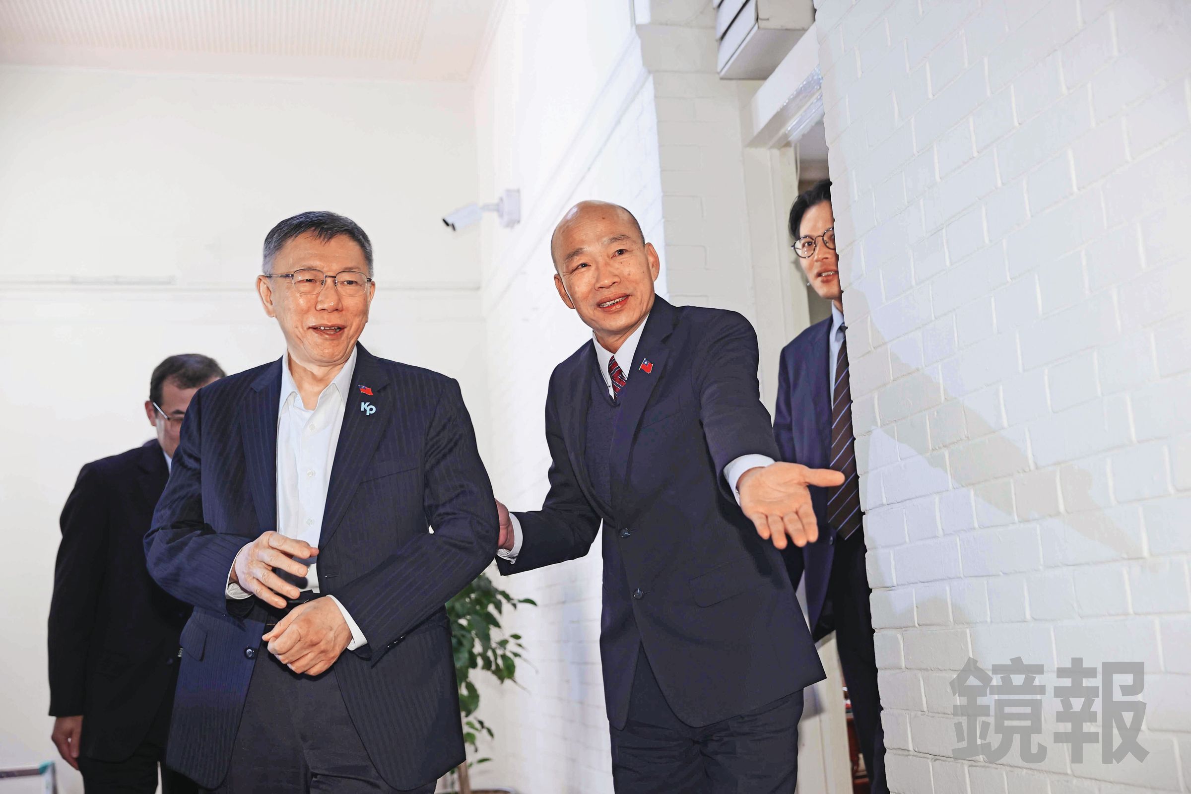柯文哲（左）結束京華城案言詞論辯後，復出全台趴趴走，從地方選舉布局到國會攻防，都看得出他有意校正白營「小藍」標籤的路線。（鏡報李智為）

