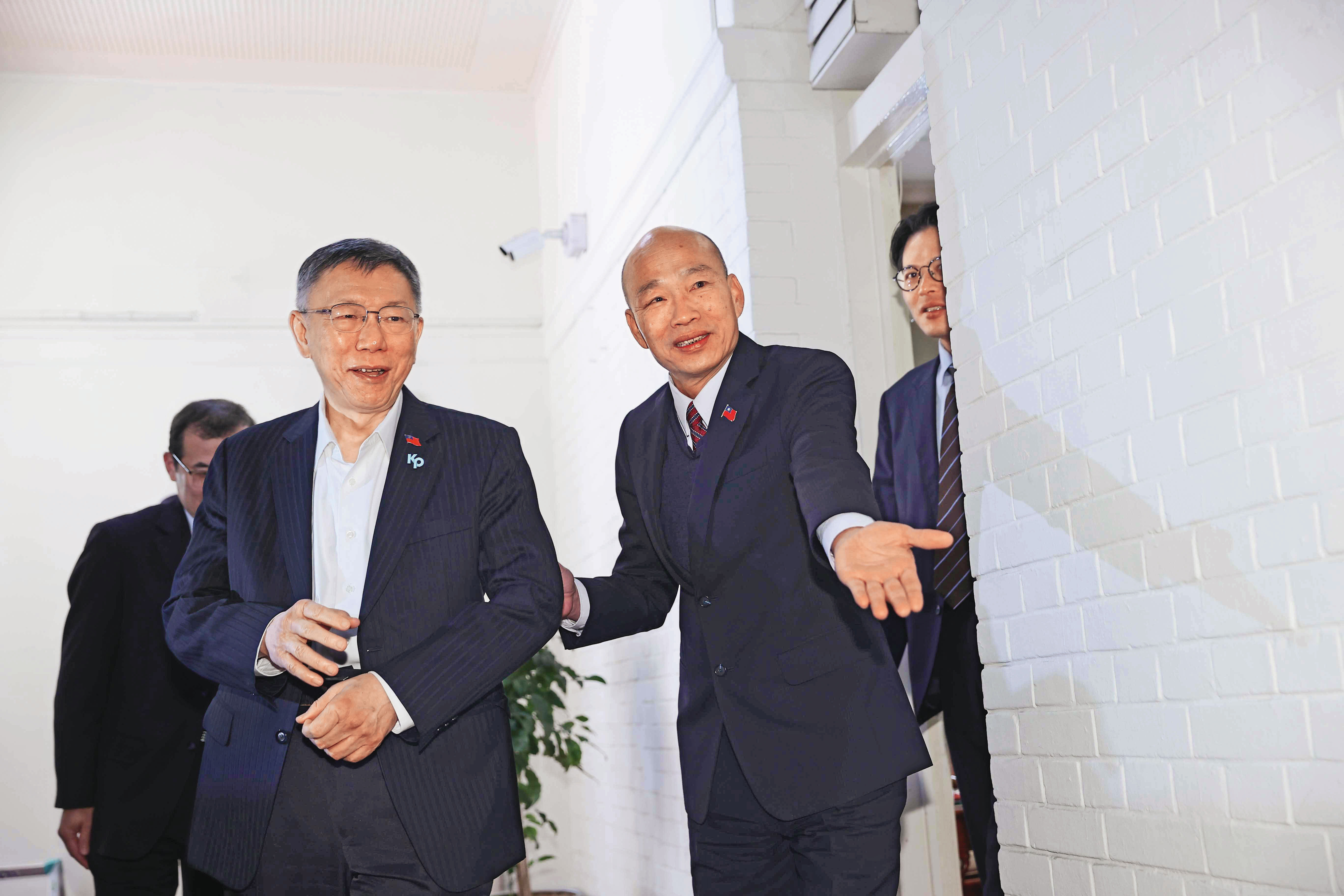 柯文哲（左）結束京華城案言詞論辯後，復出全台趴趴走，從地方選舉布局到國會攻防，都看得出他有意校正白營「小藍」標籤的路線。（鏡報李智為）
