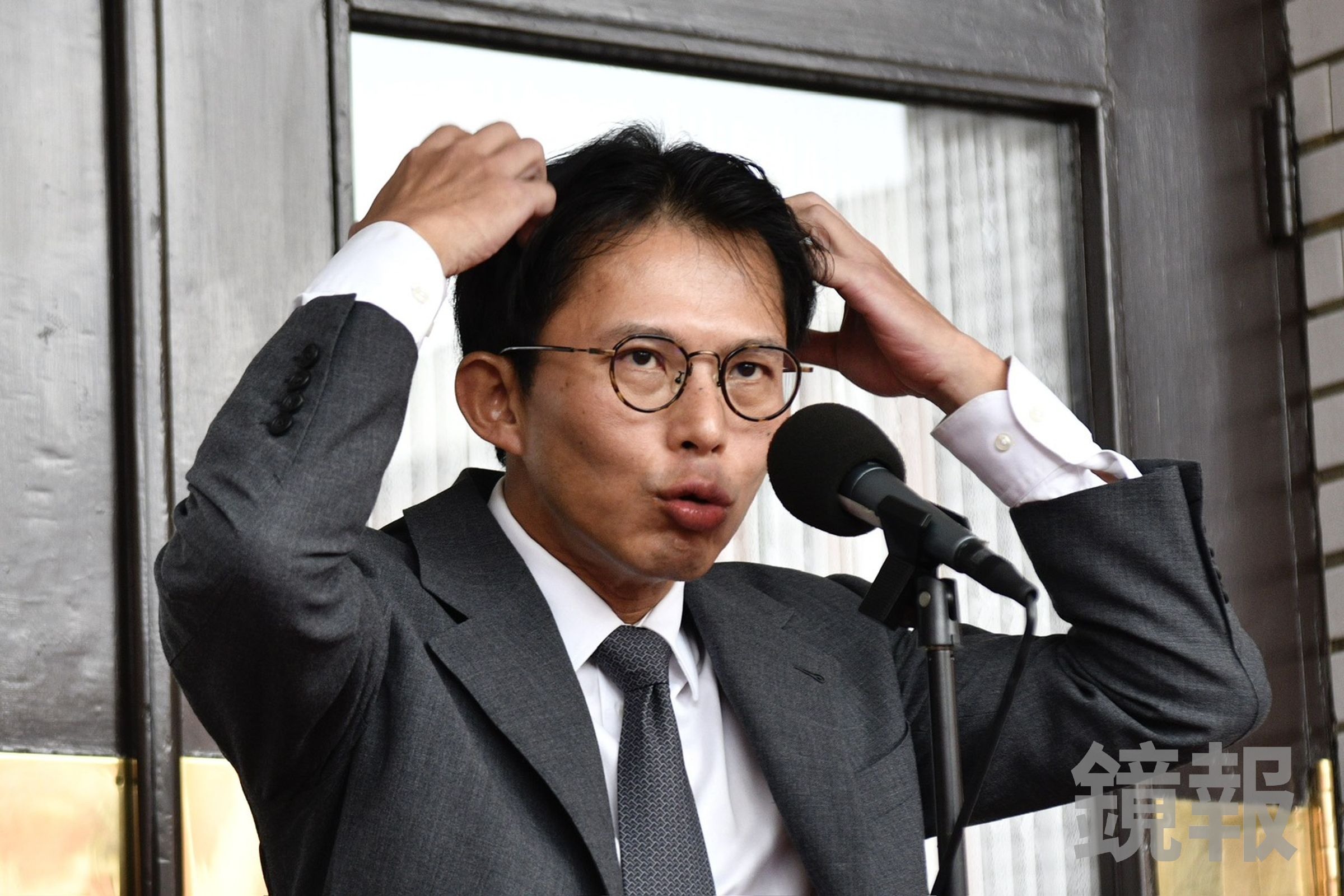 不滿被媒體人聲稱禿頭、戴髮片,黃國昌今日直接在媒體前撥動「秀髮」證明。(鏡報李智為)