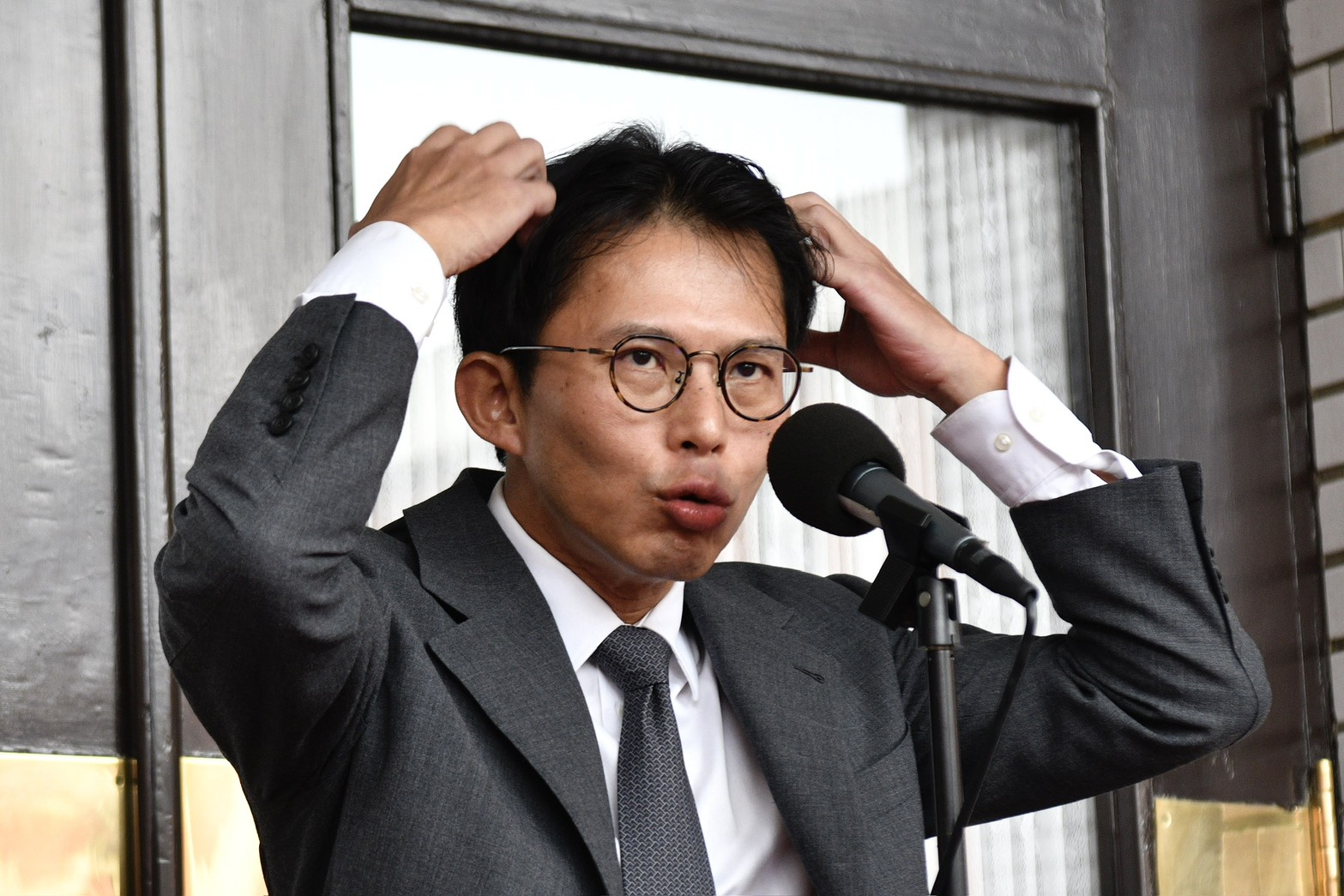 不滿被媒體人聲稱禿頭、戴髮片，黃國昌今日直接在媒體前撥動「秀髮」證明。（鏡報李智為）