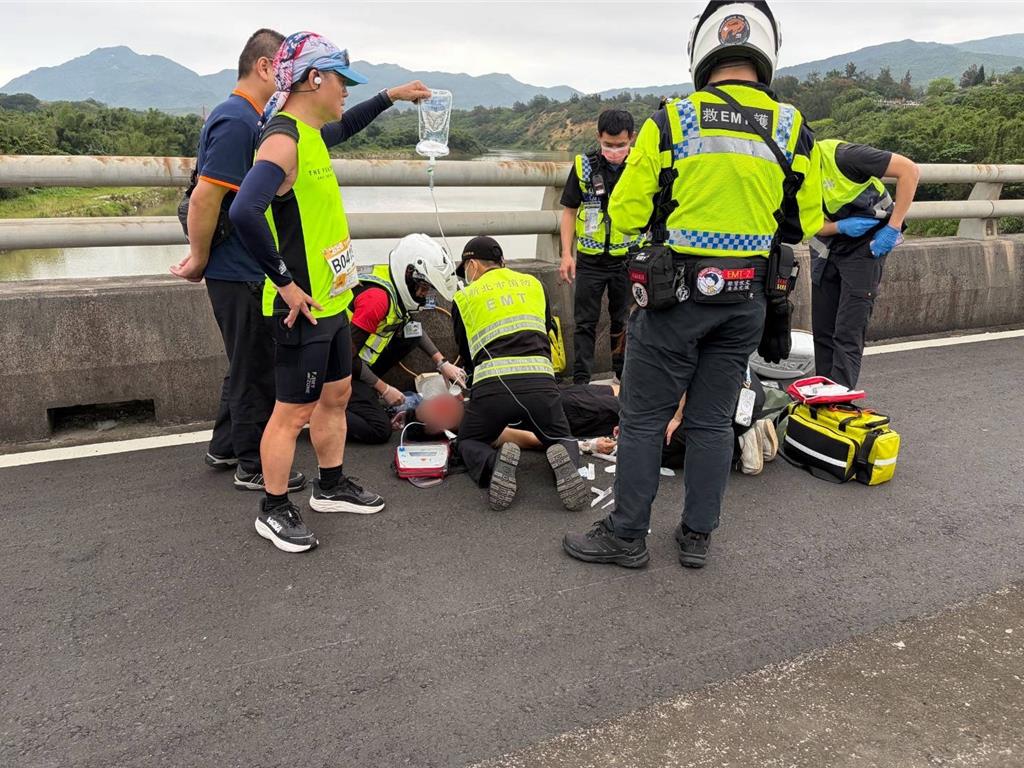 一名謝姓男子參加新北市馬拉松接力，途中突然昏倒失去心跳，經施予CPR和電擊順利救回，目前送基隆長庚醫院持續治療。（翻攝畫面）
