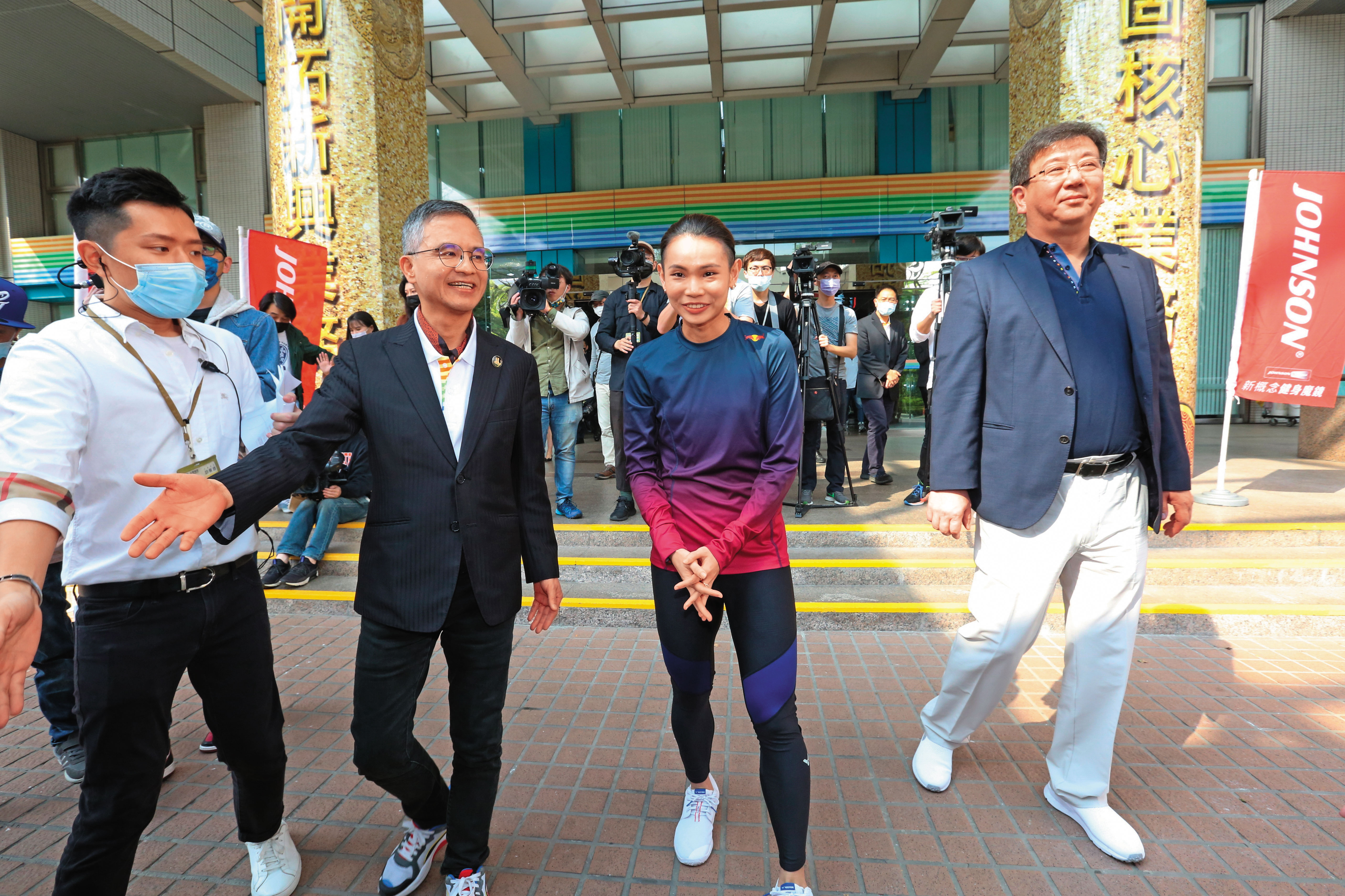 羽球好手戴資穎（右1）站穩世界第三，郭水義（中）將效仿堅持奮戰的精神，做大中華電信龍頭地位。