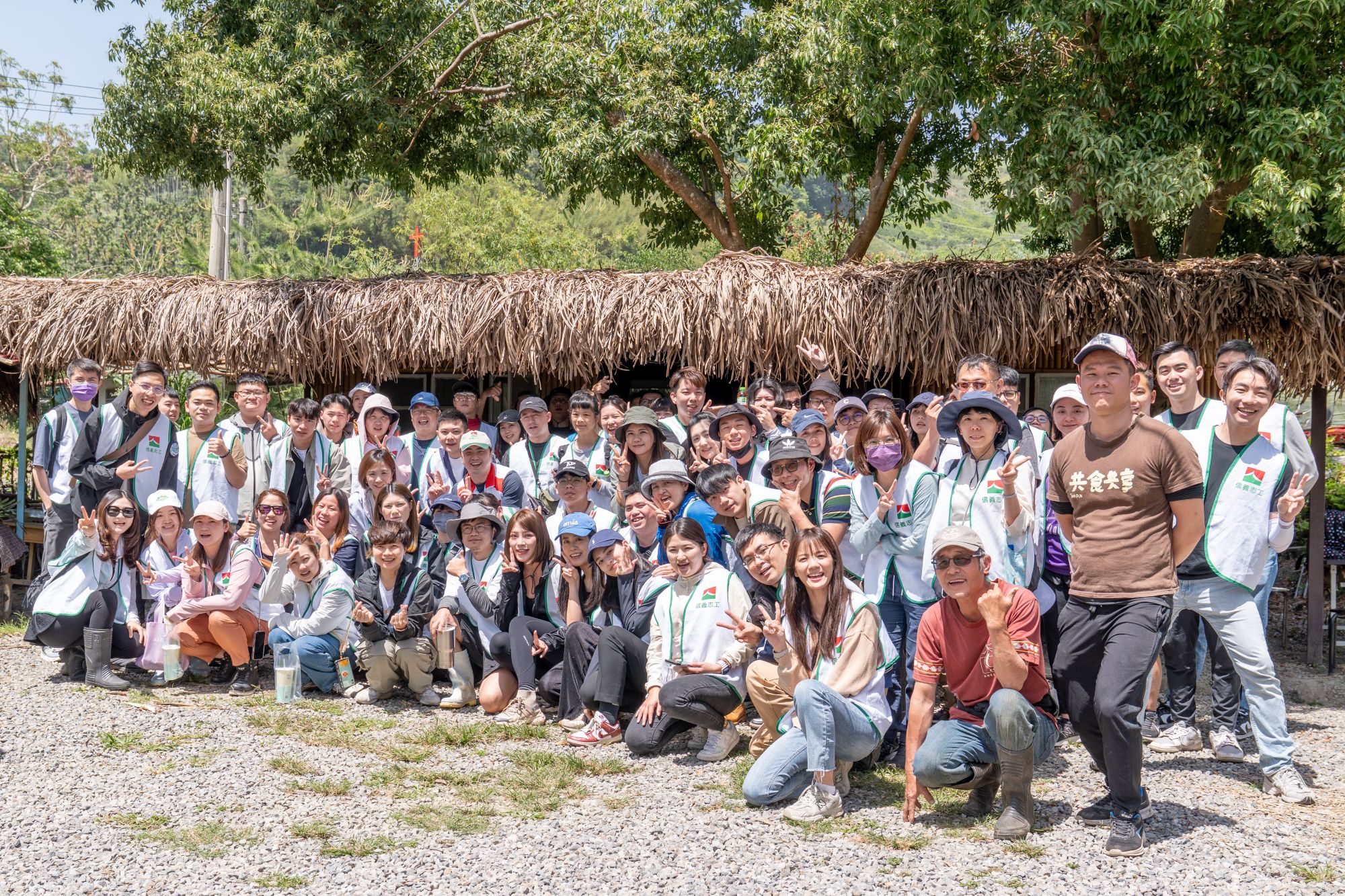 信義房屋自2007年起組成信義志工團隊，為鼓勵同仁主動參與志工活動，每年提供1天帶薪志工假，到社區一家計畫支持的社區進行志工服務。（信義房屋提供）