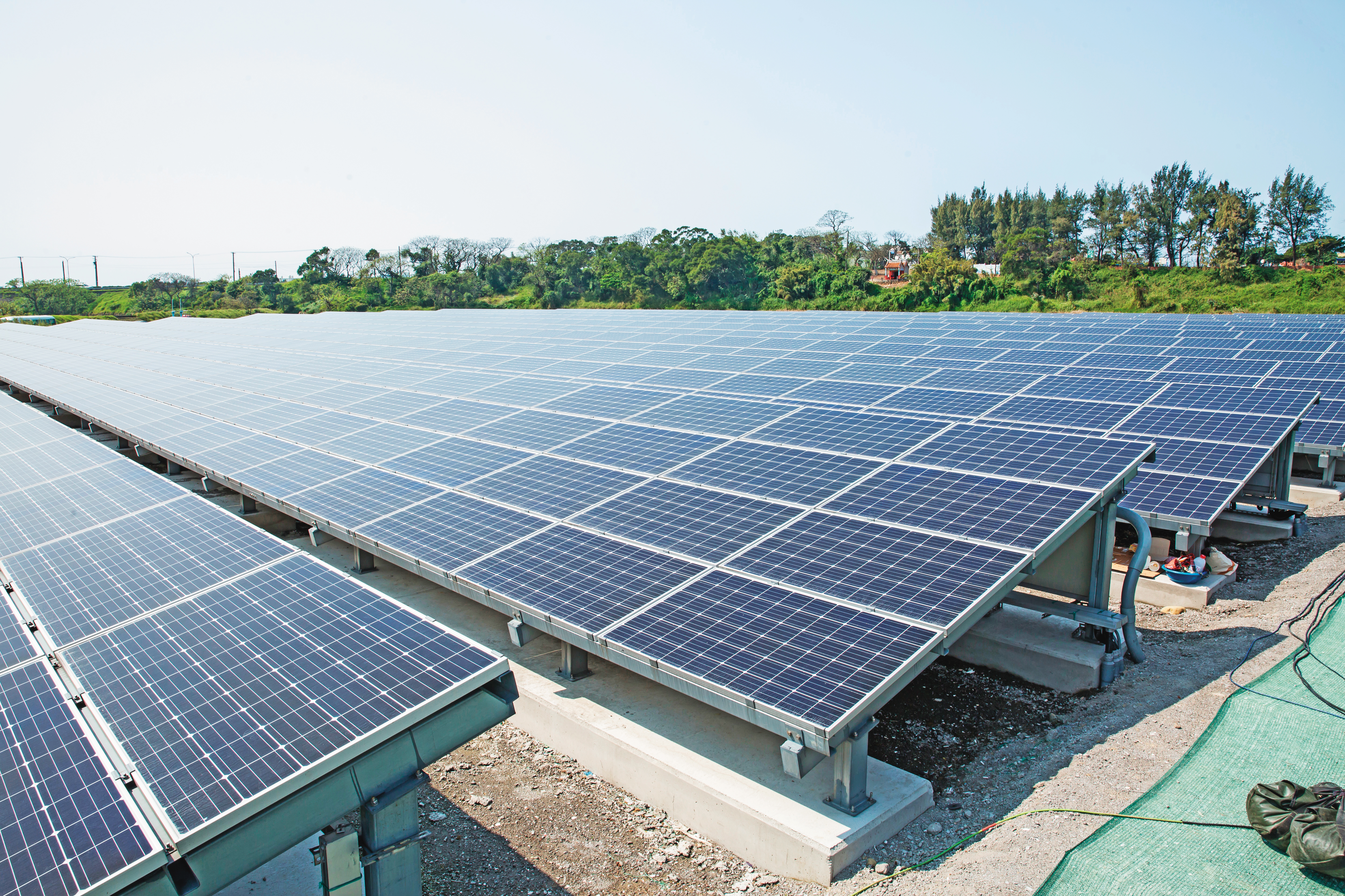 面對再生能源產業發展遇瓶頸、綠電占比達20％的目標延後，政府應積極解決障礙。