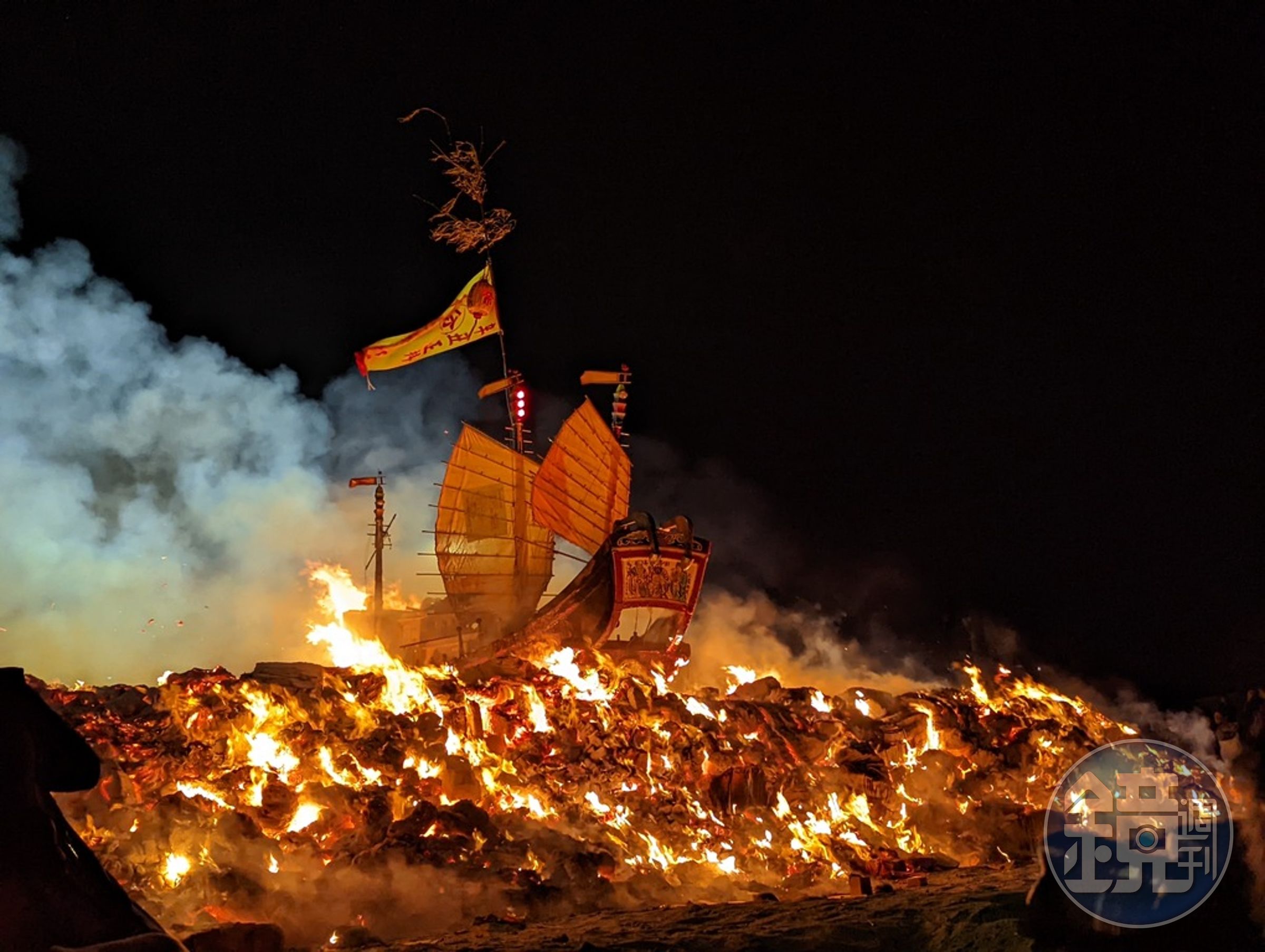 小琉球迎王祭最後登場的重頭戲「燒王船」，恭送大千歲王爺離開。