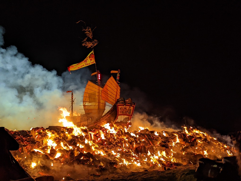 小琉球迎王祭最後登場的重頭戲「燒王船」，恭送大千歲王爺離開。