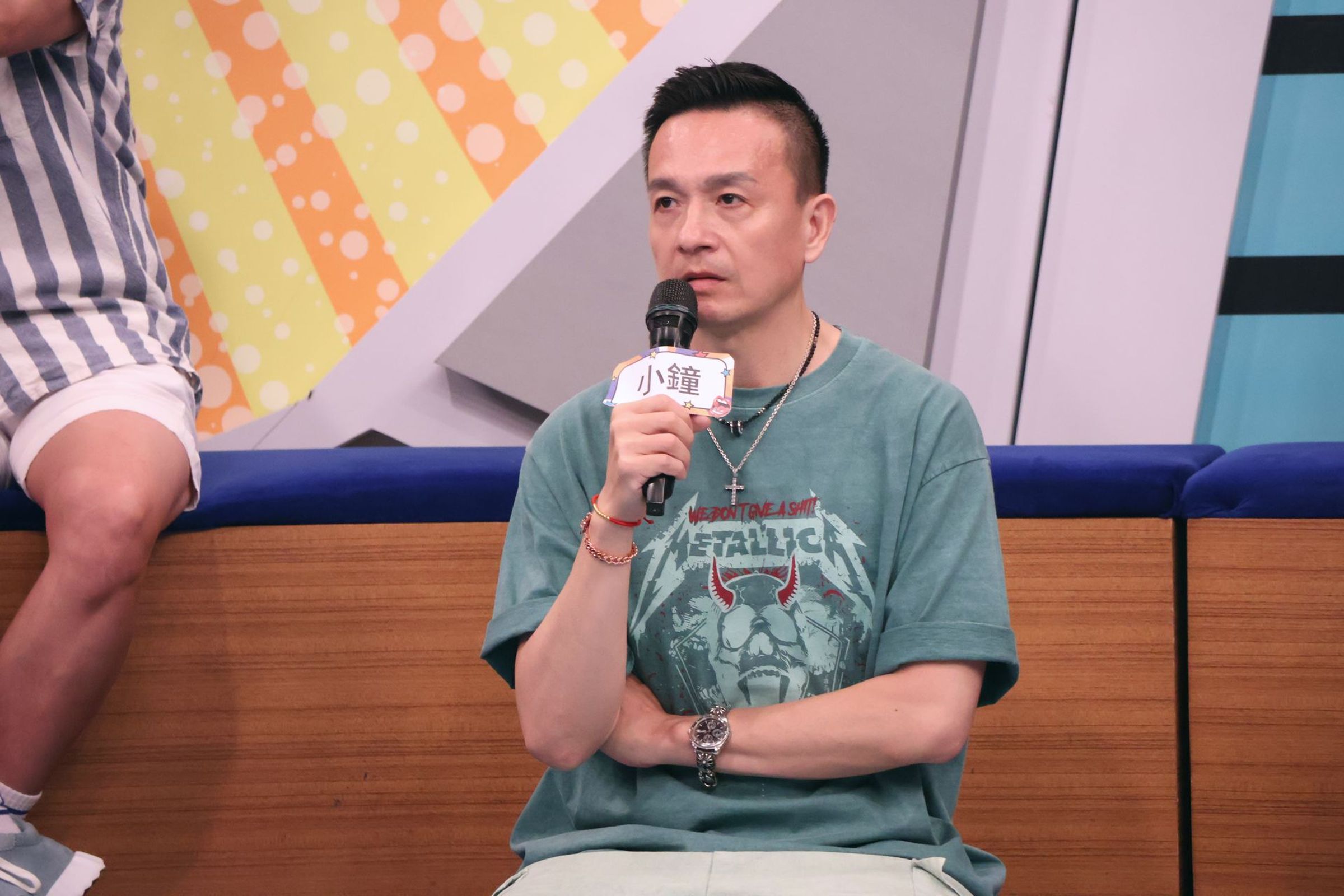 小鐘被友人欠錢,還被封鎖。(中天提供)